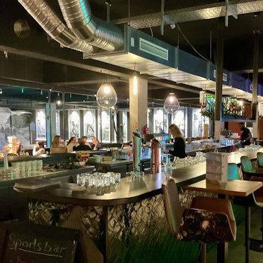 Mit insgesamt 26 Metern Länge ist die neue Bar im Underlux die mutmaßlich längste Theke Kölns.