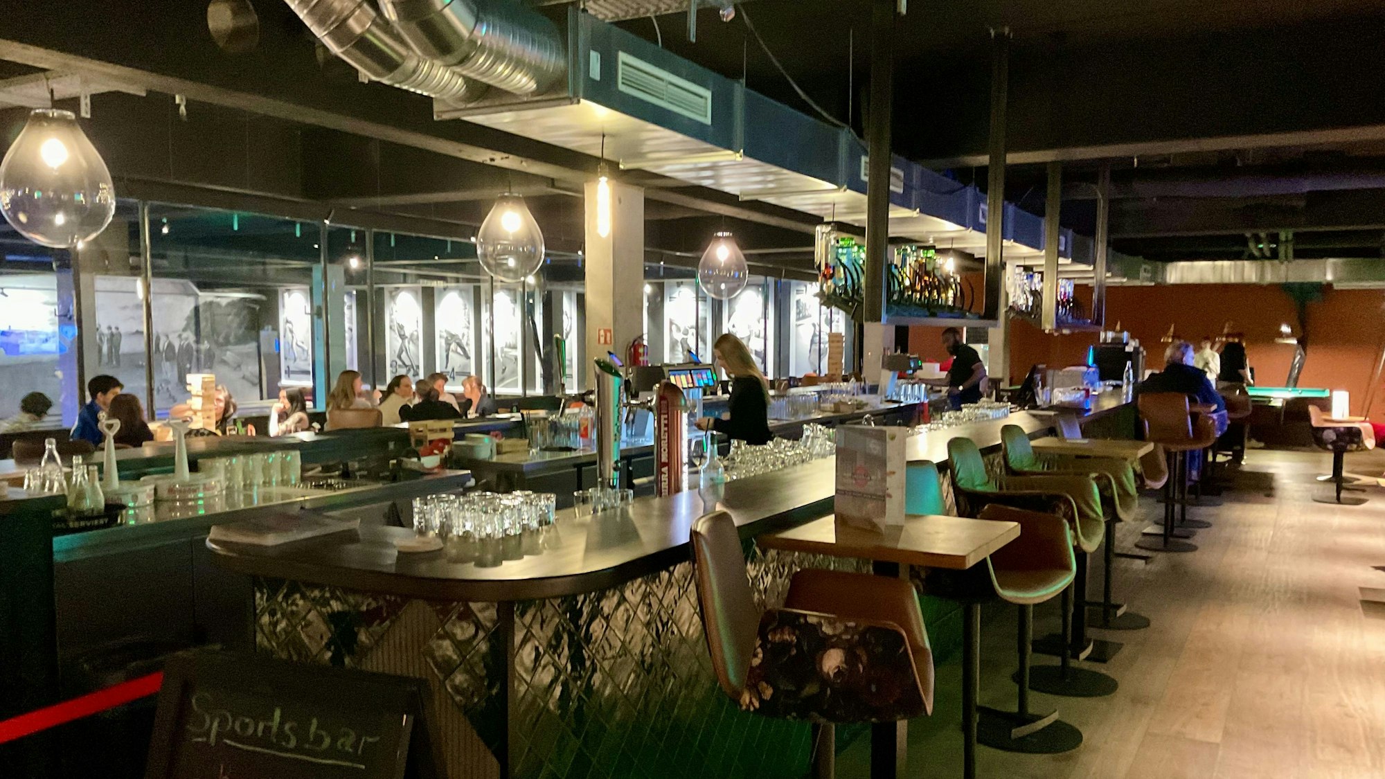 Mit insgesamt 26 Metern Länge ist die neue Bar im Underlux die mutmaßlich längste Theke Kölns.