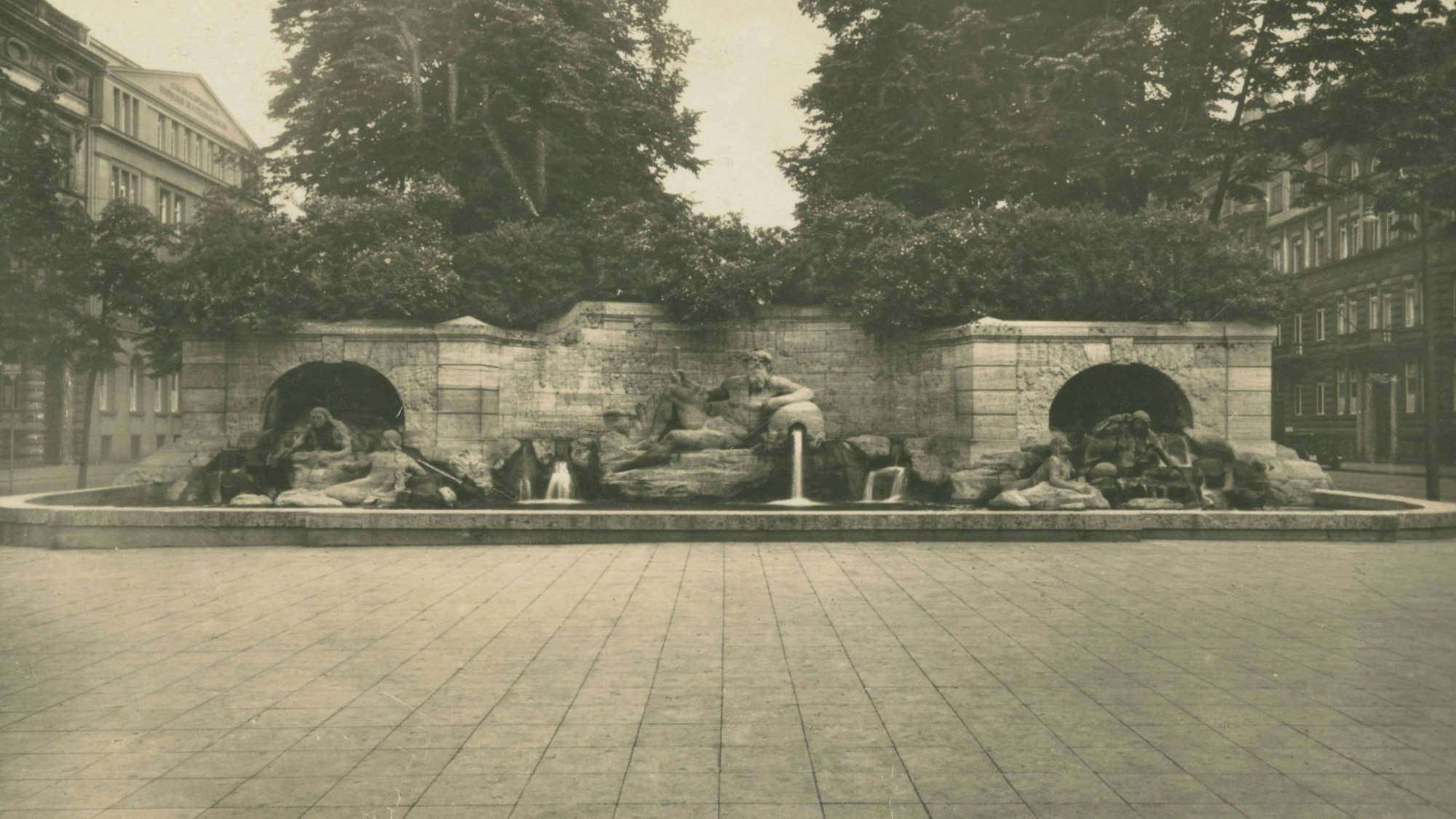 Zu sehen ist der Vater-Rhein-Brunnen am Kaiser-Wilhelm-Ring ca. 1930 auf einer Schwarzweißfotografie.