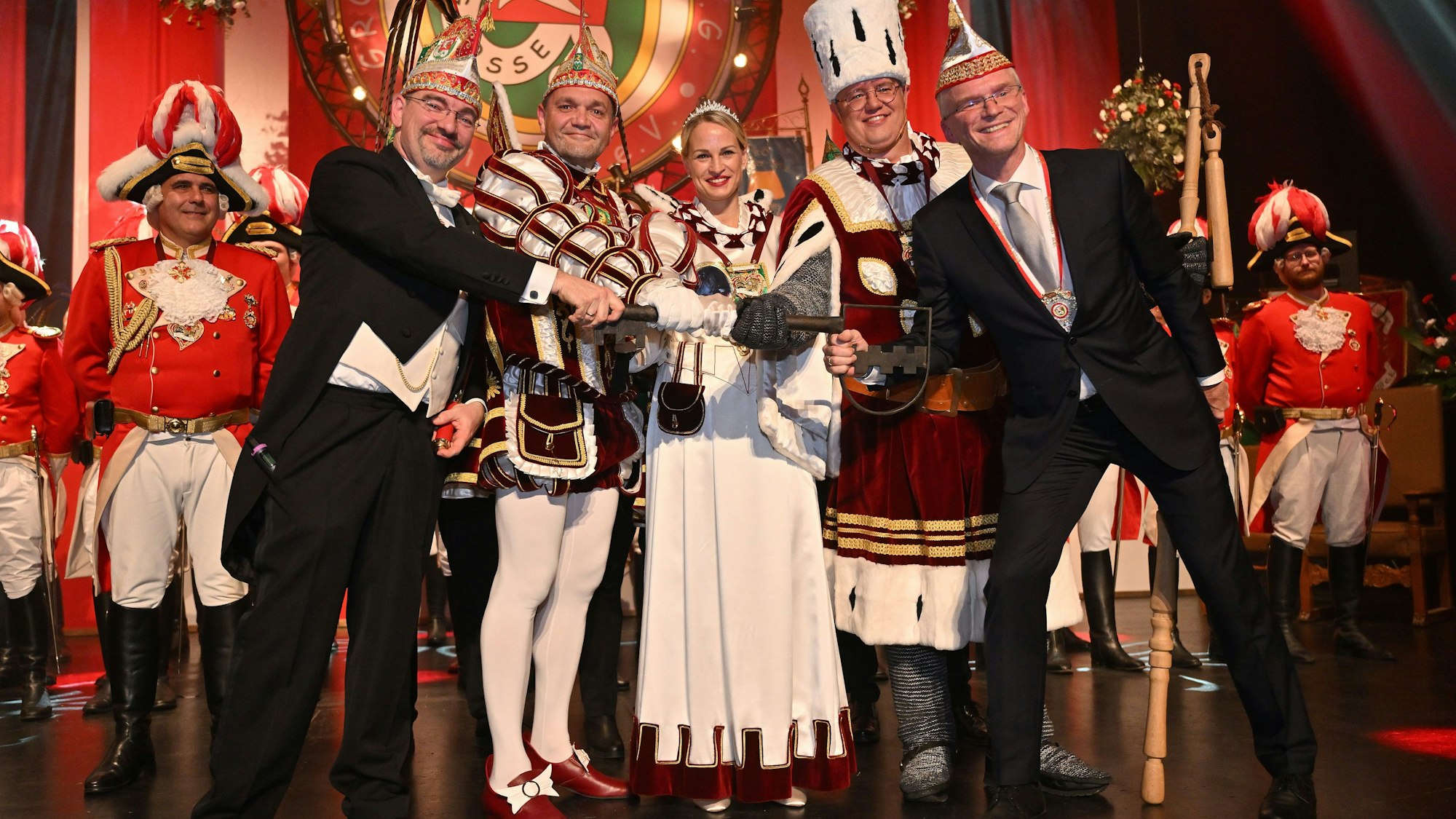 Schlüsselübergabe bei der Proklamation 2025 im Bergisch Gladbacher Bürgerhaus Bergischer Löwe.