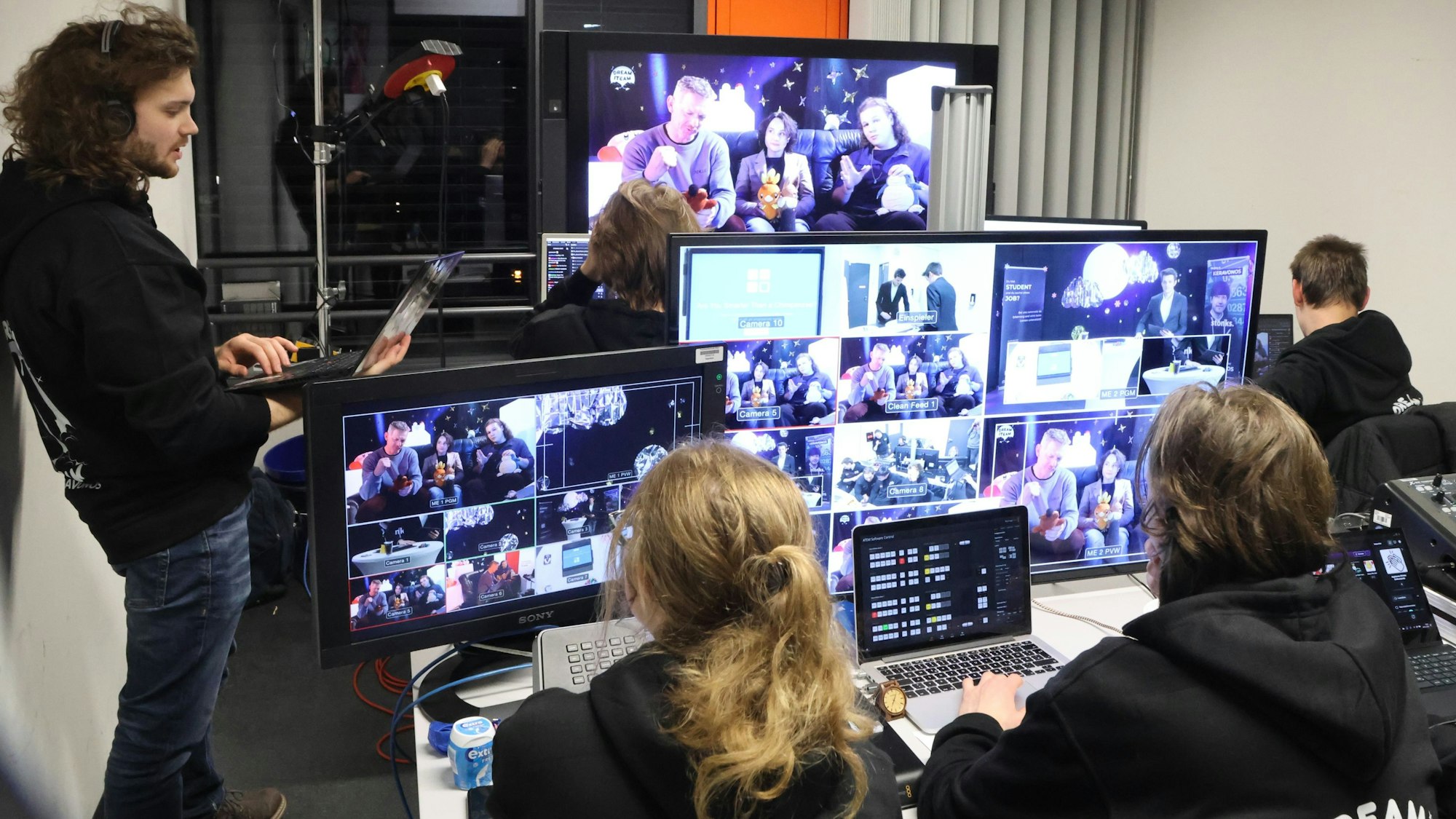 Im Regieraum auf dem Campus Gummersbach der Technischen Hochschule herrscht höchste Konzentration. Jeder Studierende hat einen Bildschirm, aber zudem auch mehrere Livebilder im Blick.