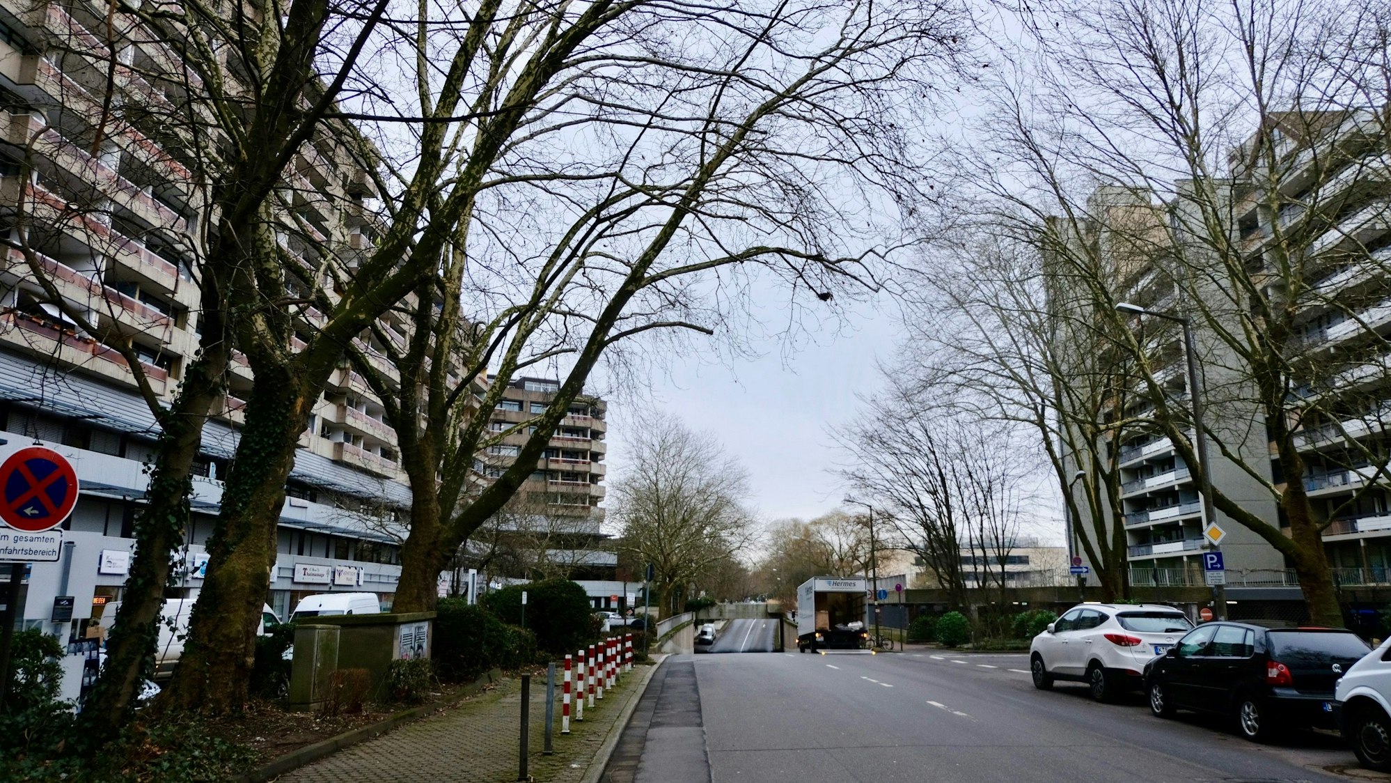 Blick auf eine Straße, die von mehrgeschossigen Wohnblocks gesäumt ist