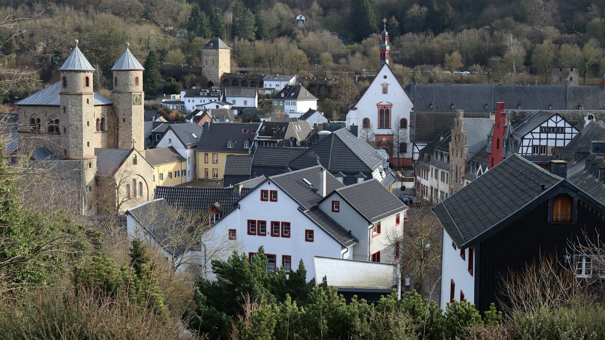 Ein Blick vom Kurpark aus auf die Stadt Bad Münstereifel. Zu sehen sind die beiden Kirchen und das Johannistor.