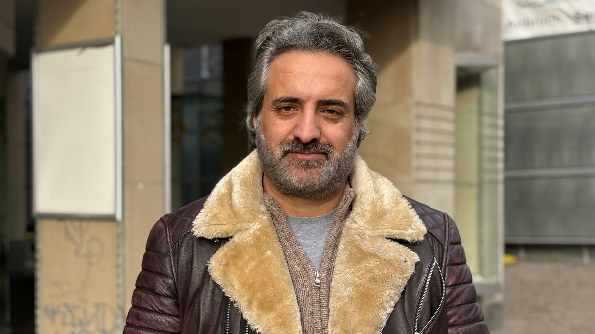 Ein Mann mittleren Alters in der Siegburger Innenstadt.