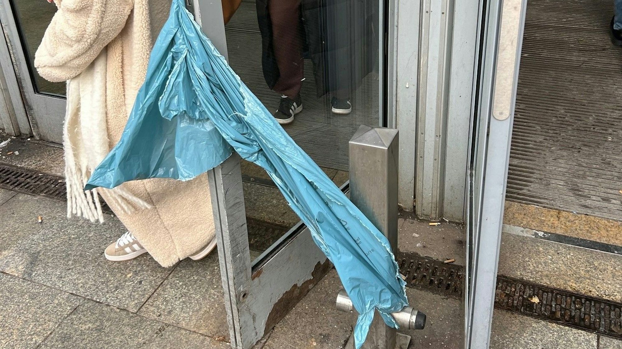 Mit einer Plastiktüte notdürftig gesicherte Tür am HBF