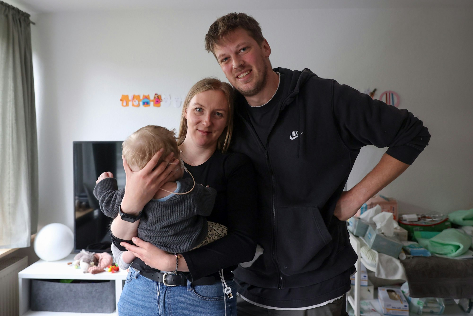 Das Ehepaar Leuschen im Halbporträt mit Baby auf dem Mutterarm.