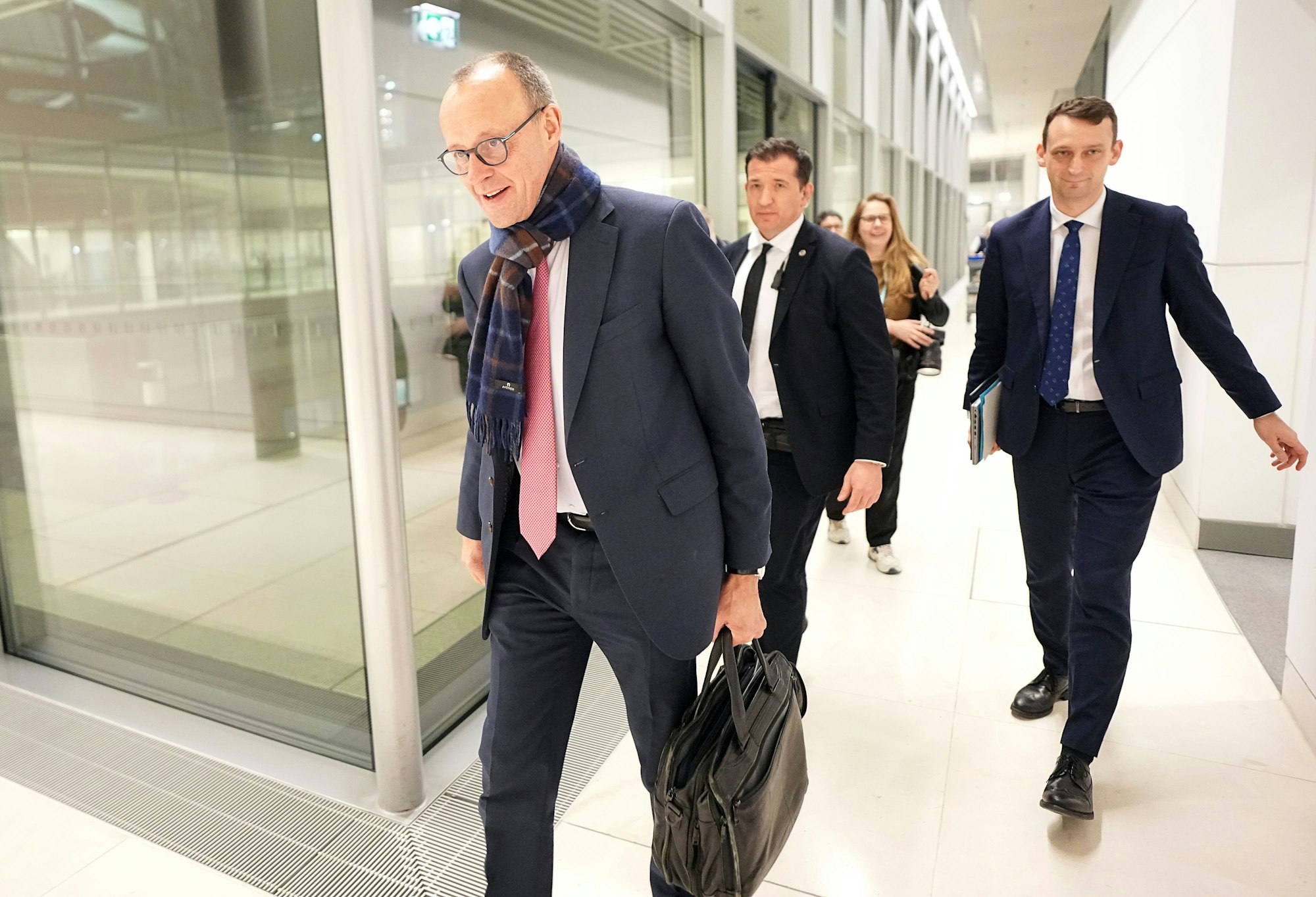 31.01.2025, Berlin: Friedrich Merz (l), CDU-Bundesvorsitzender und CDU/CSU-Fraktionsvorsitzender im Bundestag, verlässt nach der Abstimmung über das «Zustrombegrenzungsgesetz» der Union zur Eindämmung der Migration im Bundestag das Reichstagsgebäude.