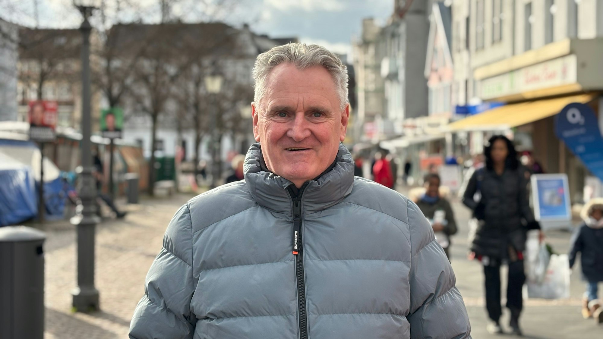 Ein älterer Mann neben dem Siegburger Marktplatz.