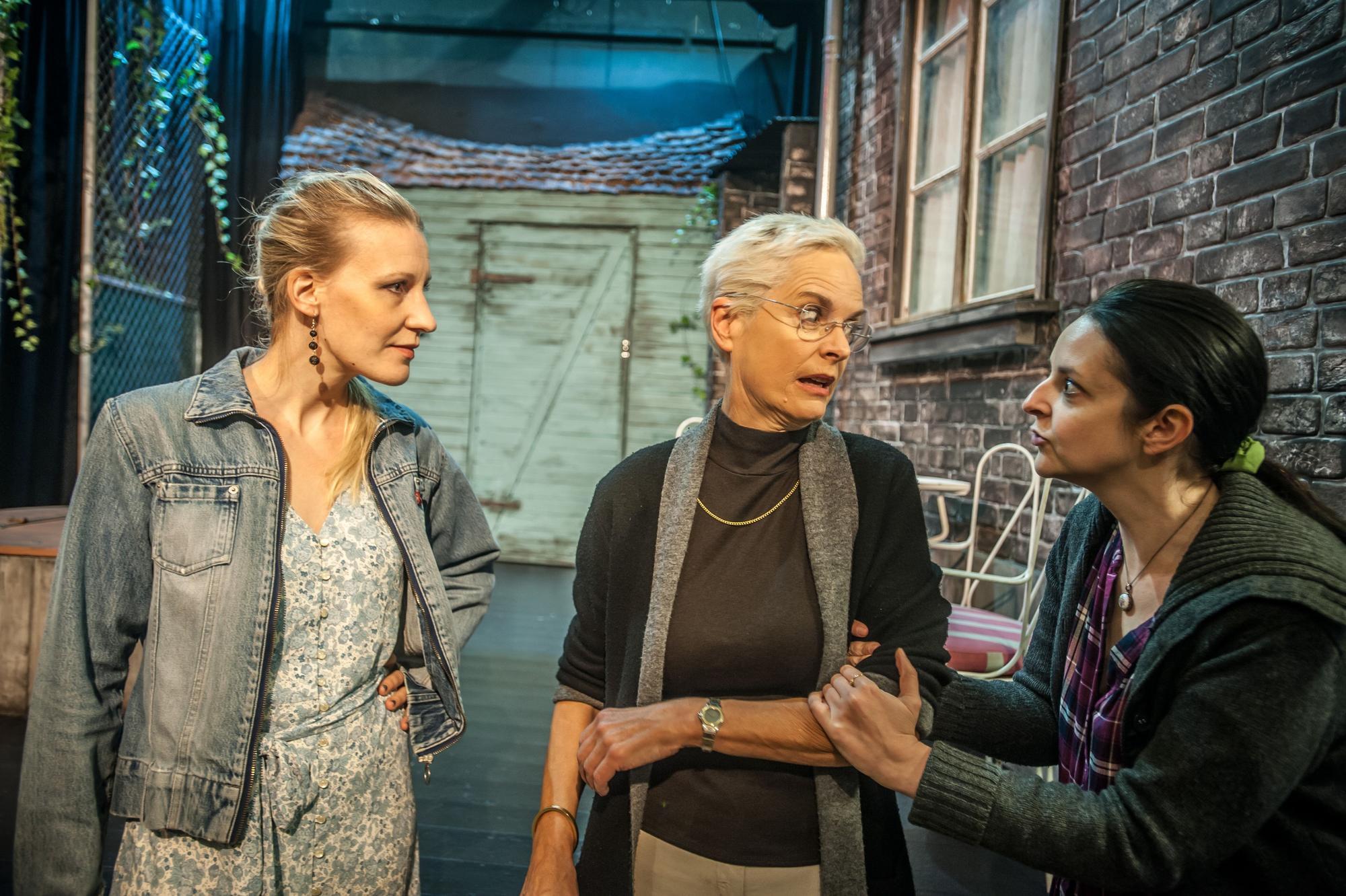 „Die falsche Schlange“: Annika (v.l.) Siller, Martina Vikanis und Melanie Rehbein.