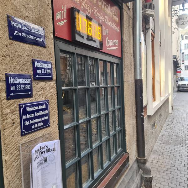 Hochwassermarken vor Papa Joe's Jazzlokal in der Kölner Altstadt.