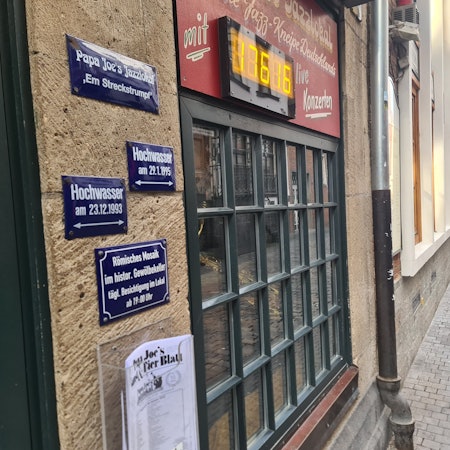 Hochwassermarken vor Papa Joe's Jazzlokal in der Kölner Altstadt.
