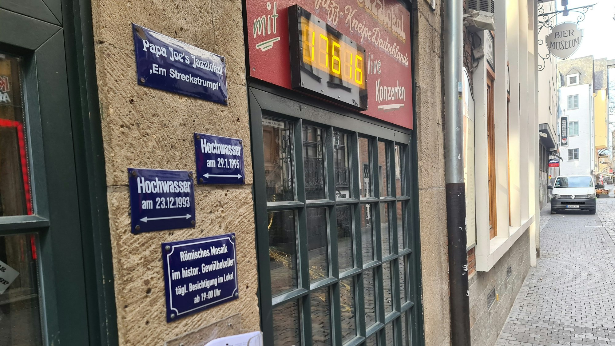 Hochwassermarken vor Papa Joe's Jazzlokal in der Kölner Altstadt.