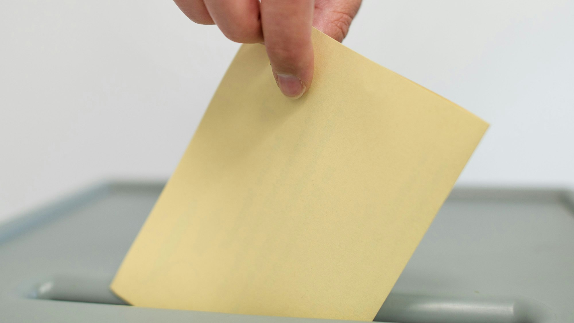 Am 23. Februar können Menschen in Deutschland in Wahllokalen ihre Stimme für die Bundestagswahl abgeben. Einige stimmen vorher schon per Briefwahl ab. (Symbolbild)