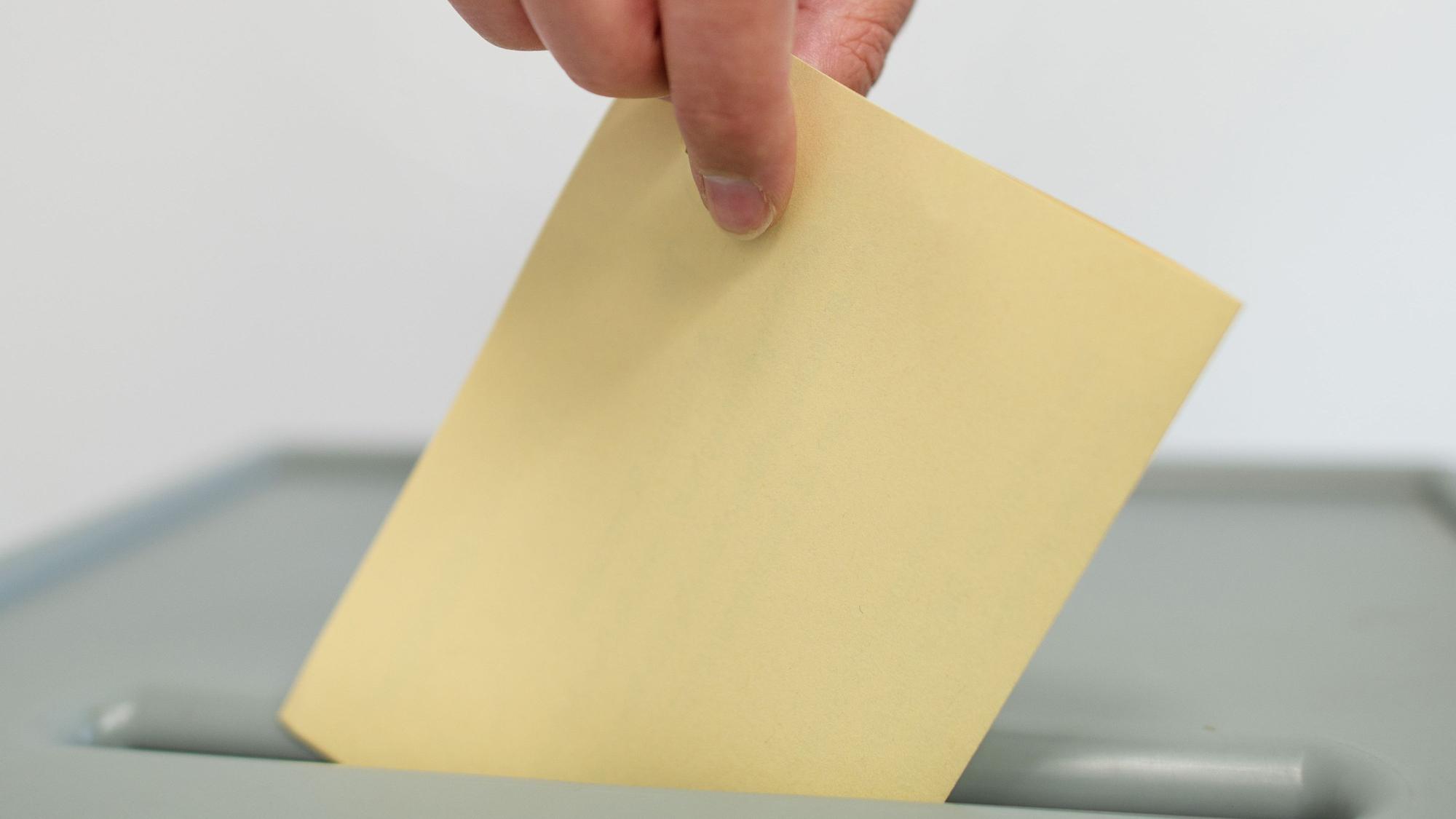Am 23. Februar können Menschen in Deutschland in Wahllokalen ihre Stimme für die Bundestagswahl abgeben. Einige stimmen vorher schon per Briefwahl ab. (Symbolbild)