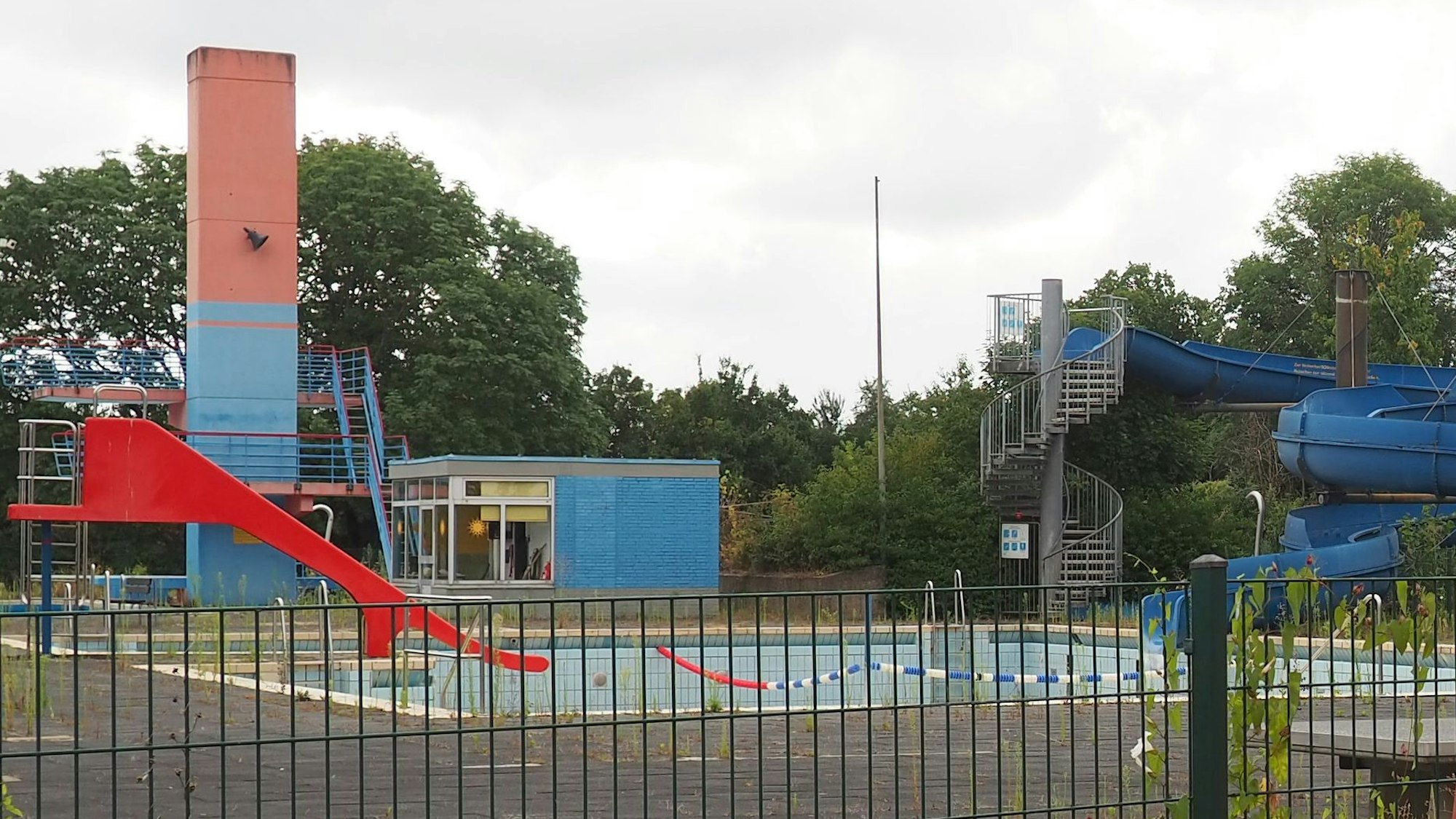 Zu sehen ist die Außenanlage eines Freibades.