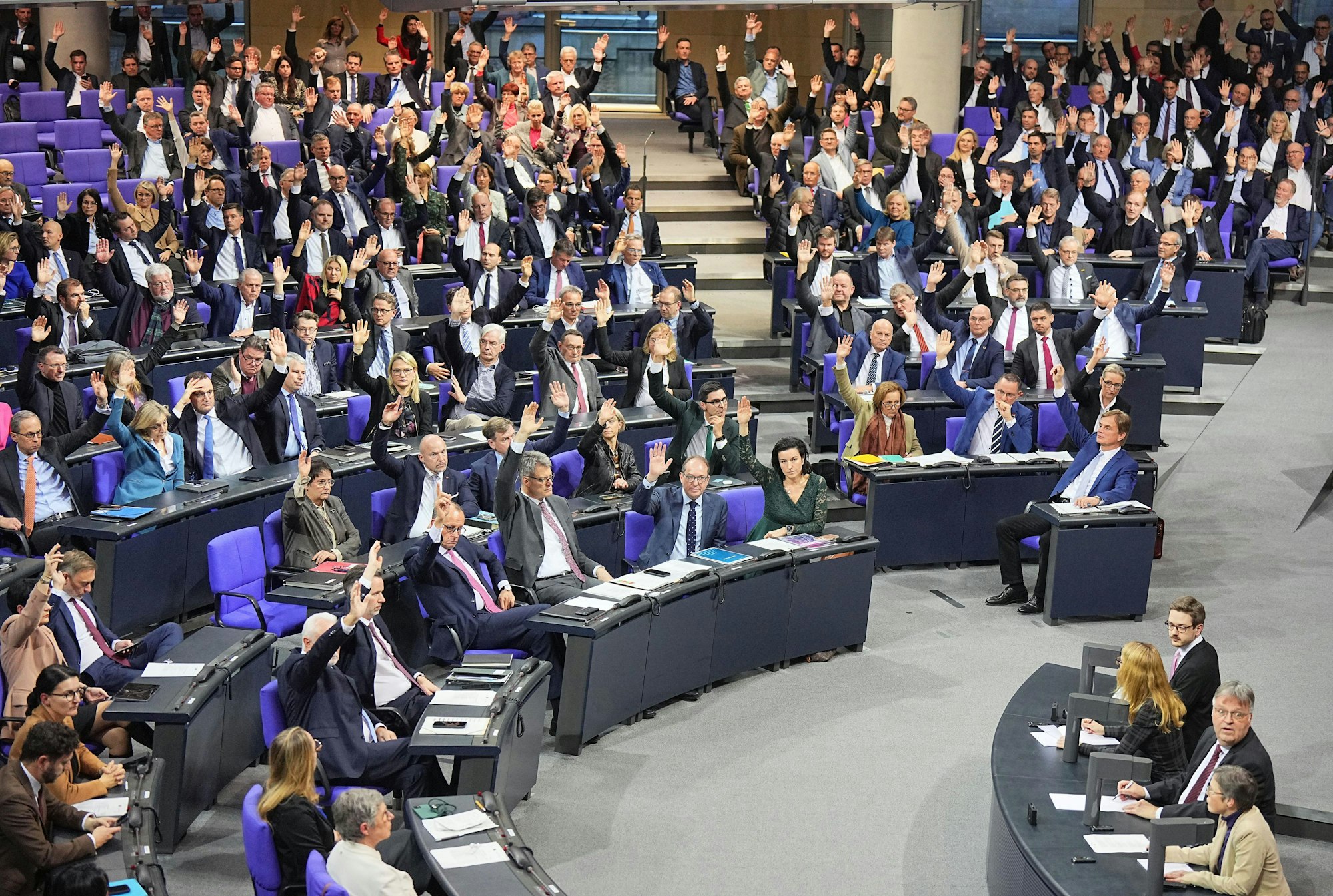 31.01.2025, Berlin: Die Mitglieder des Deutschen Bundestages stimmen über die Tagesordnung zur Zulassung der Abstimmung über das «Zustrombegrenzungsgesetz» der Union zur Eindämmung der Migration im Plenarsaal im Bundestag ab.
