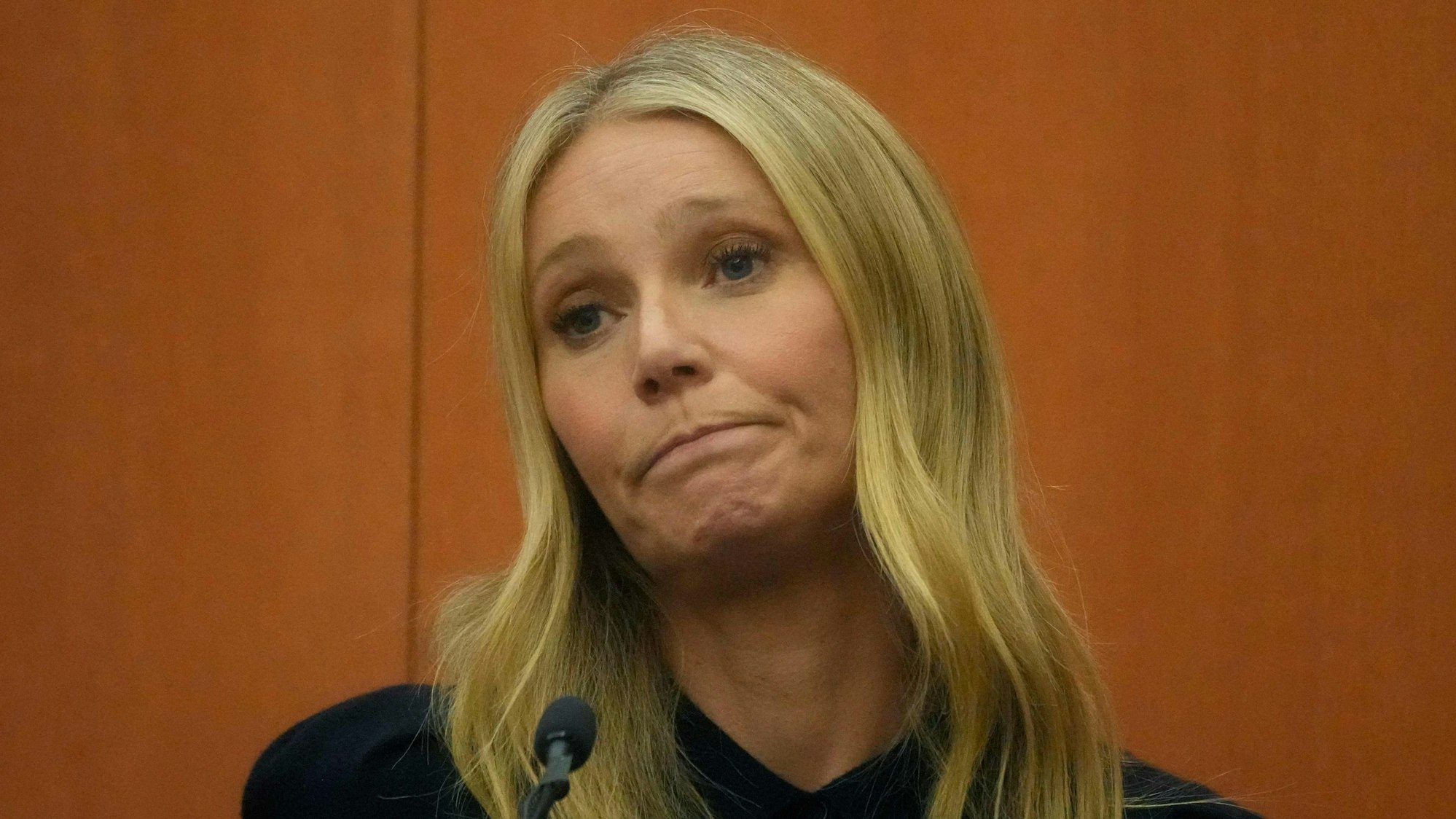 Gwyneth Paltrow bei einer Gerichsverhandlung.