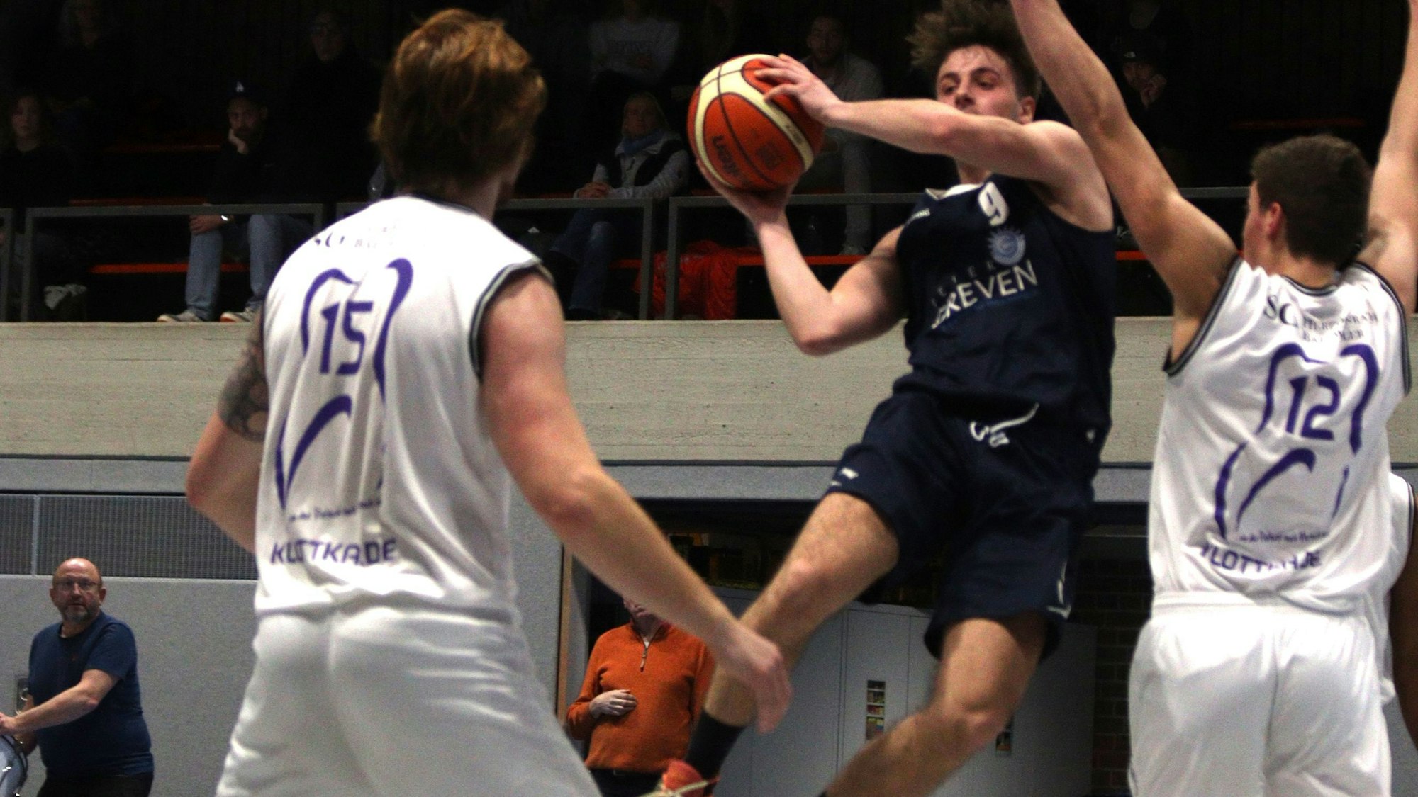 Erftbaskets-Spieler Jan Züll steigt mit dem Ball in der Hand zum Korb hoch.
