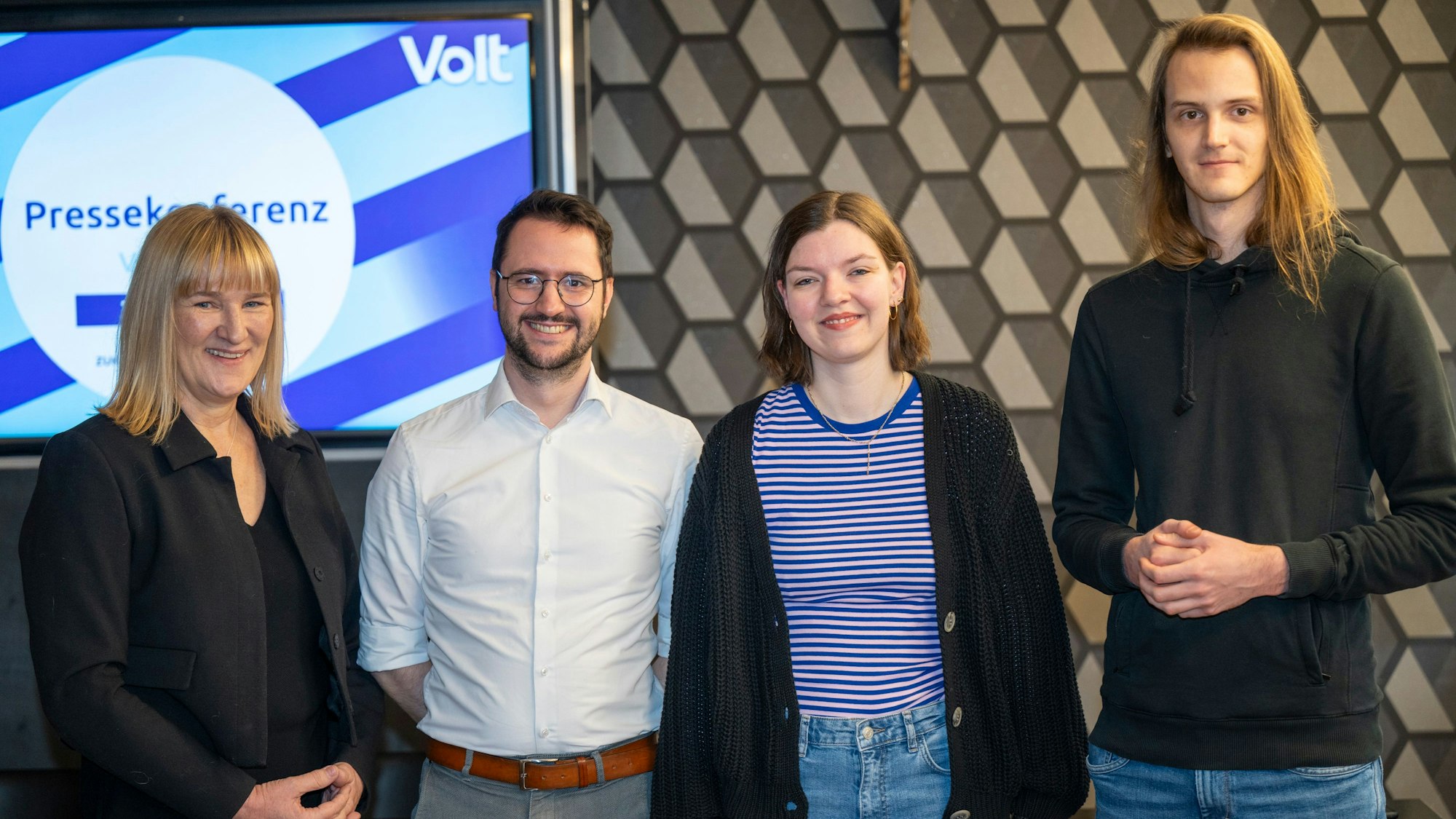 Die Kölner Direktkandidatinnen für die Bundestagswahl von Volt Klaudia Grote (links) und Franziska Weber stellen sich mit den NRW-Listenplatzinhabern David Krappitz (links) und Sascha Mann vor.