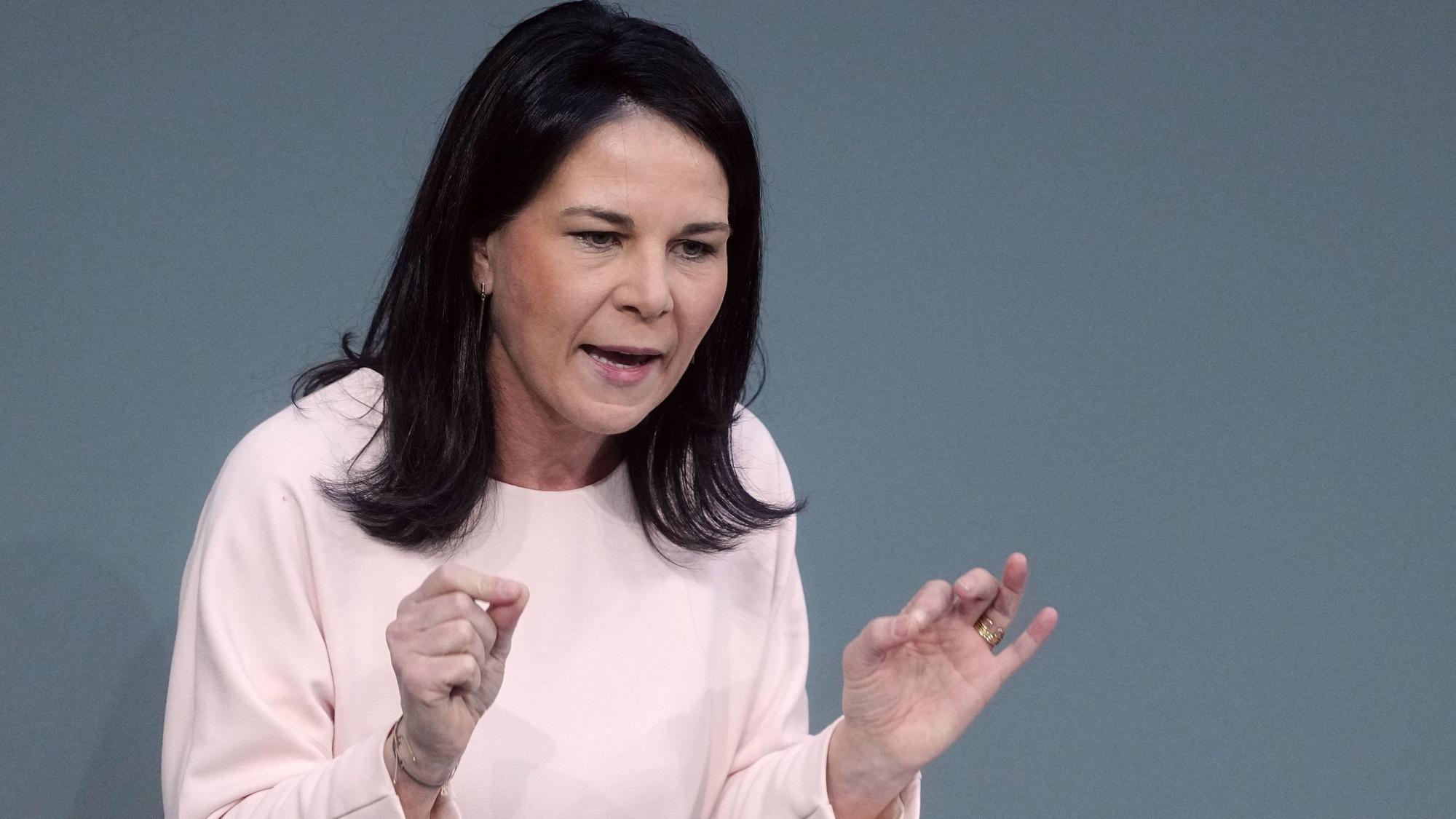 Außenministerin Annalena Baerbock hat dem Unionskanzlerkandidaten Friedrich Merz während des hitzigen Schlagabtauschs im Bundestag vorgeworfen, Sündenböcke für seine eigenen Fehler zu suchen.