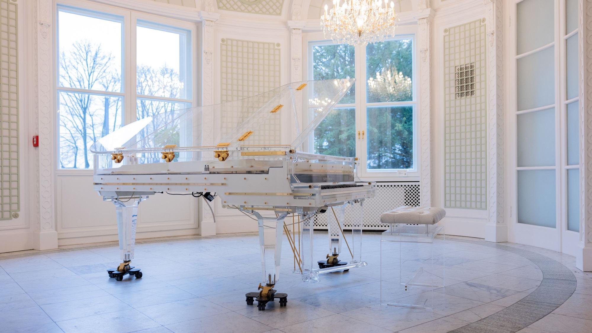 Der berühmte Glasflügel des Entertainers Udo Jürgens steht im Auktionshaus Sotheby's.