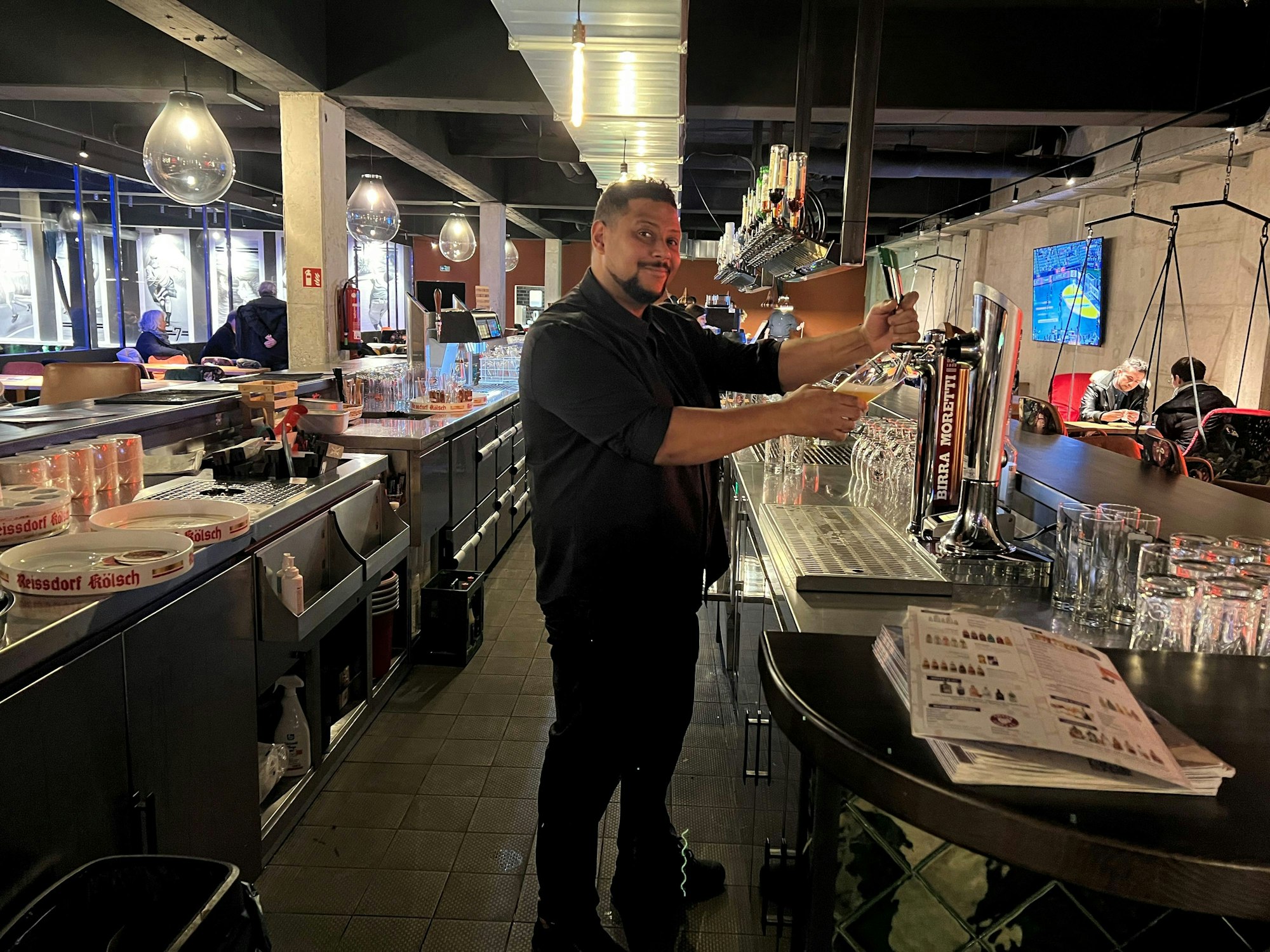 Jürgen Leyde-Nagi, einer von zwei Geschäftsführern, verweist stolz auf die sechs verschiedenen Biere vom Fass.