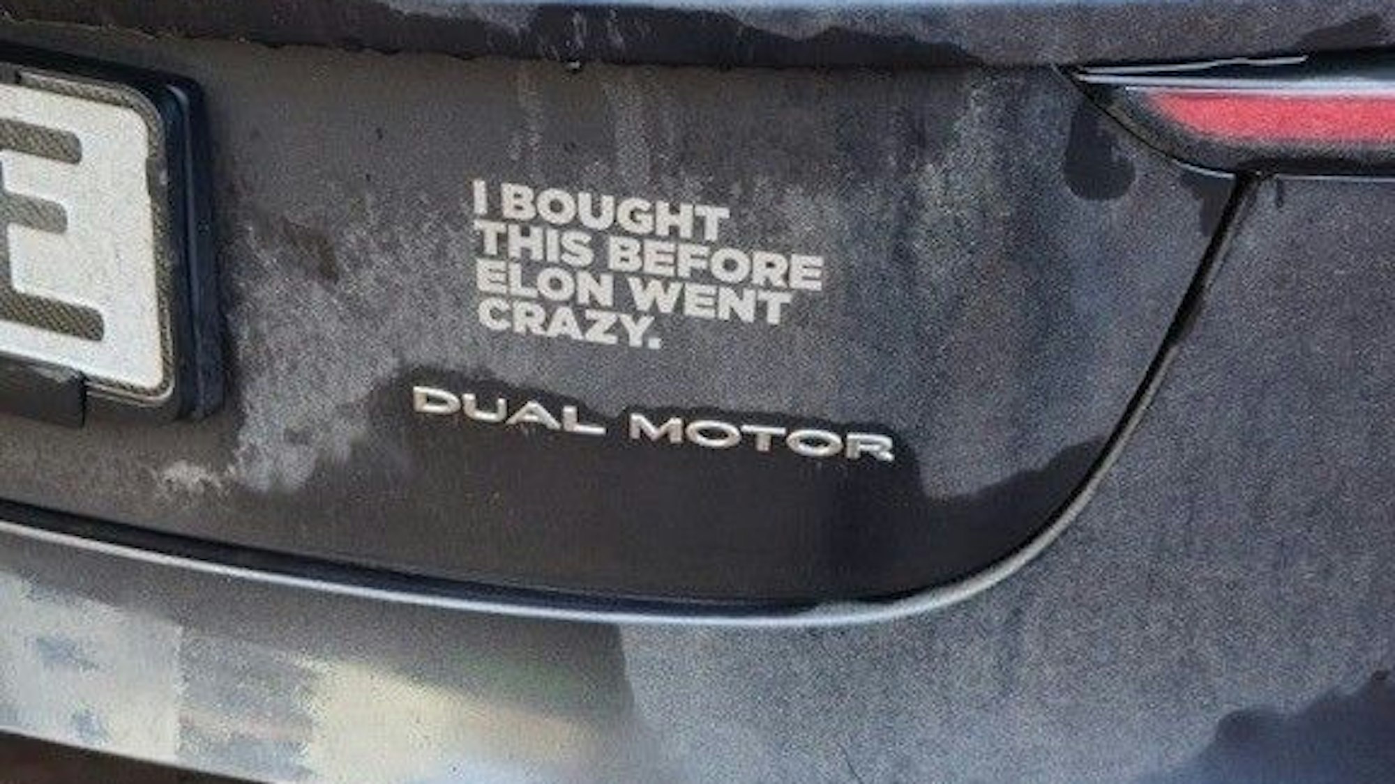 Mit Aufklebern wie „I bought this before Elon went crazy“ – übersetzt: „ich habe diesen Tesla gekauft, bevor Elon verrückt wurde“ – setzen Tesla-Fahrer nun ein Zeichen.