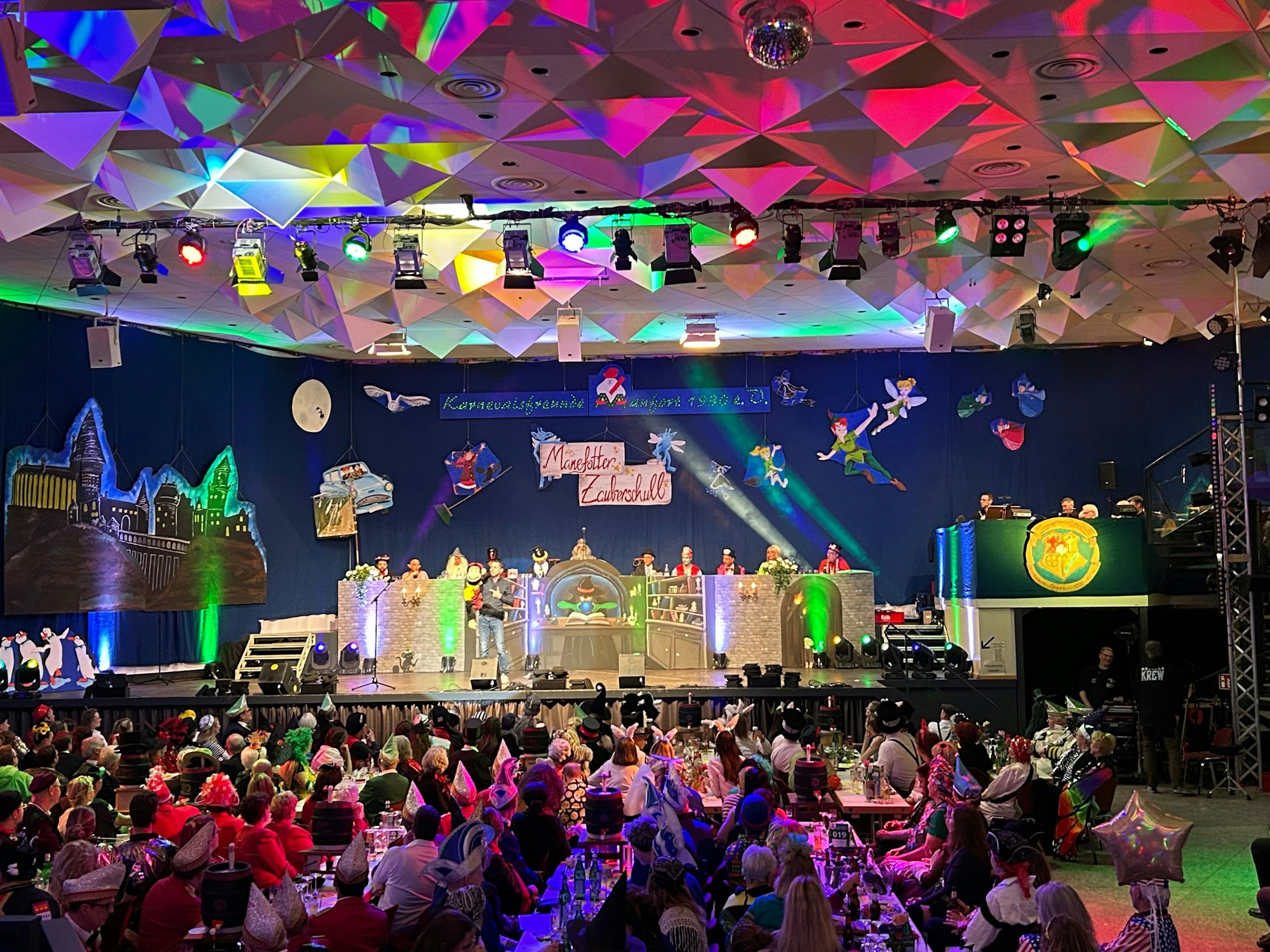 Die Karnevalisten bauen das Bühnenbild immer selbst.