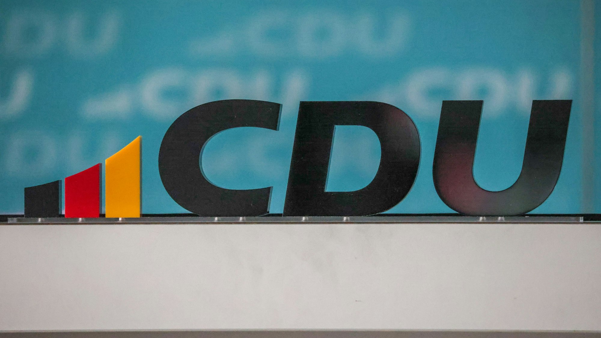 Ein Logo der CDU ist auf dem Foto zu sehen.