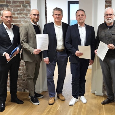WfL-Chef Markus Märtens, Wirtschaftsjunior Jan Beine, Andreas Tressin von den Unternehmerverbänden Rhein-Wupper, IHK-Leier Jörg Hausmann, Wirtschaftssenior Michael Flanhardt und Marcus Otto von der Kreishandwerkerschaft mit dem Positionspapier