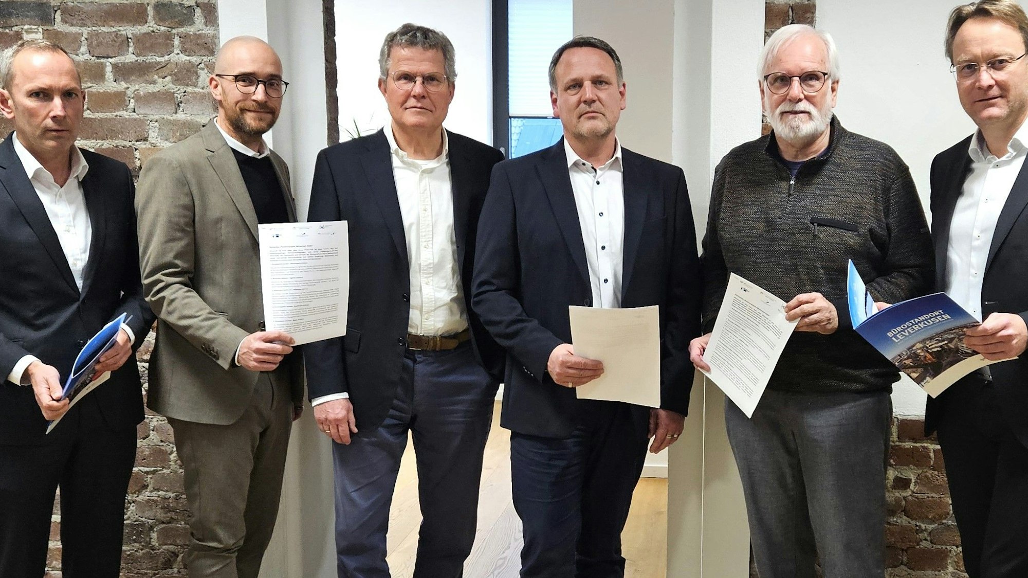 WfL-Chef Markus Märtens, Wirtschaftsjunior Jan Beine, Andreas Tressin von den Unternehmerverbänden Rhein-Wupper, IHK-Leier Jörg Hausmann, Wirtschaftssenior Michael Flanhardt und Marcus Otto von der Kreishandwerkerschaft mit dem Positionspapier