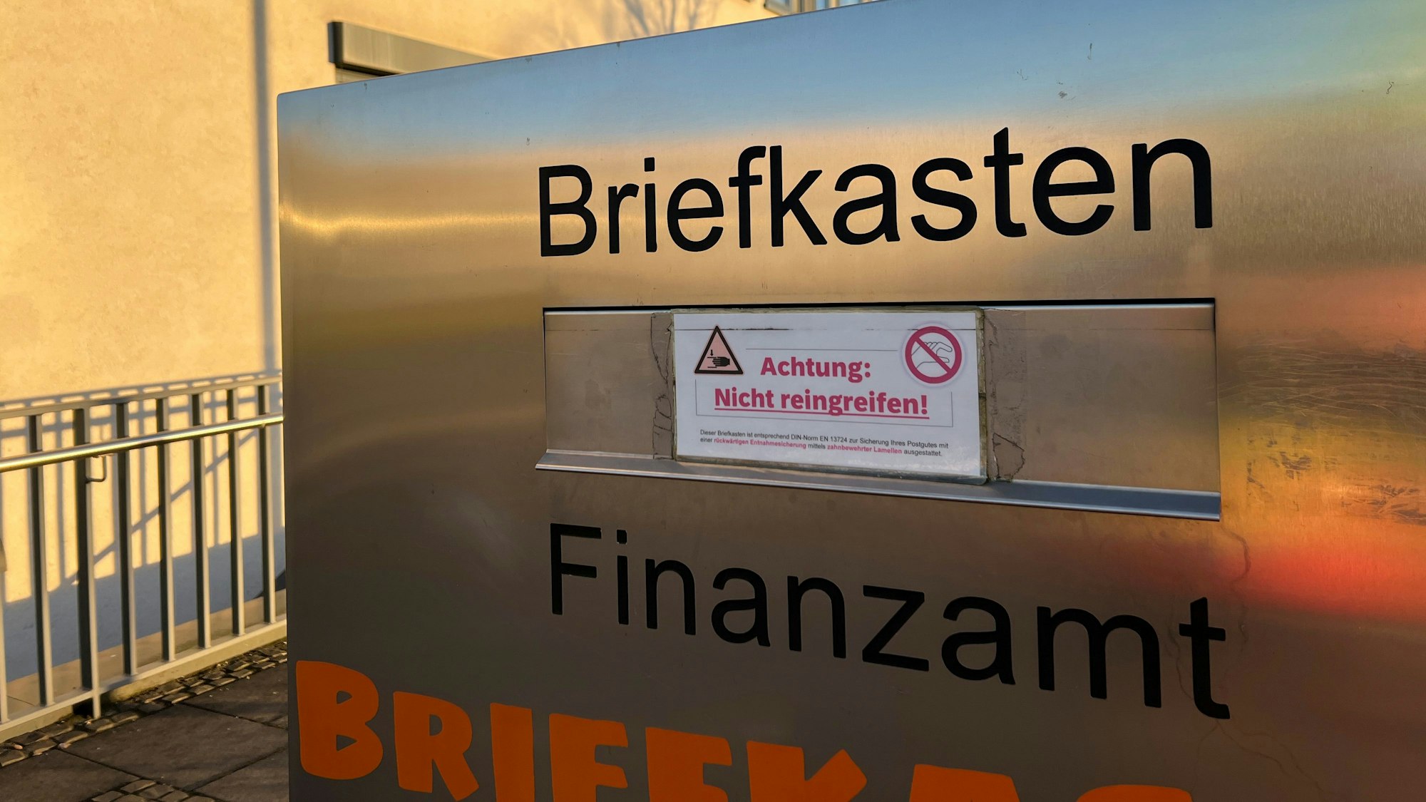 Briefkasten am leverkusener Finanzamt im Innovationspark Leverkusen. Foto: Ralf Krieger