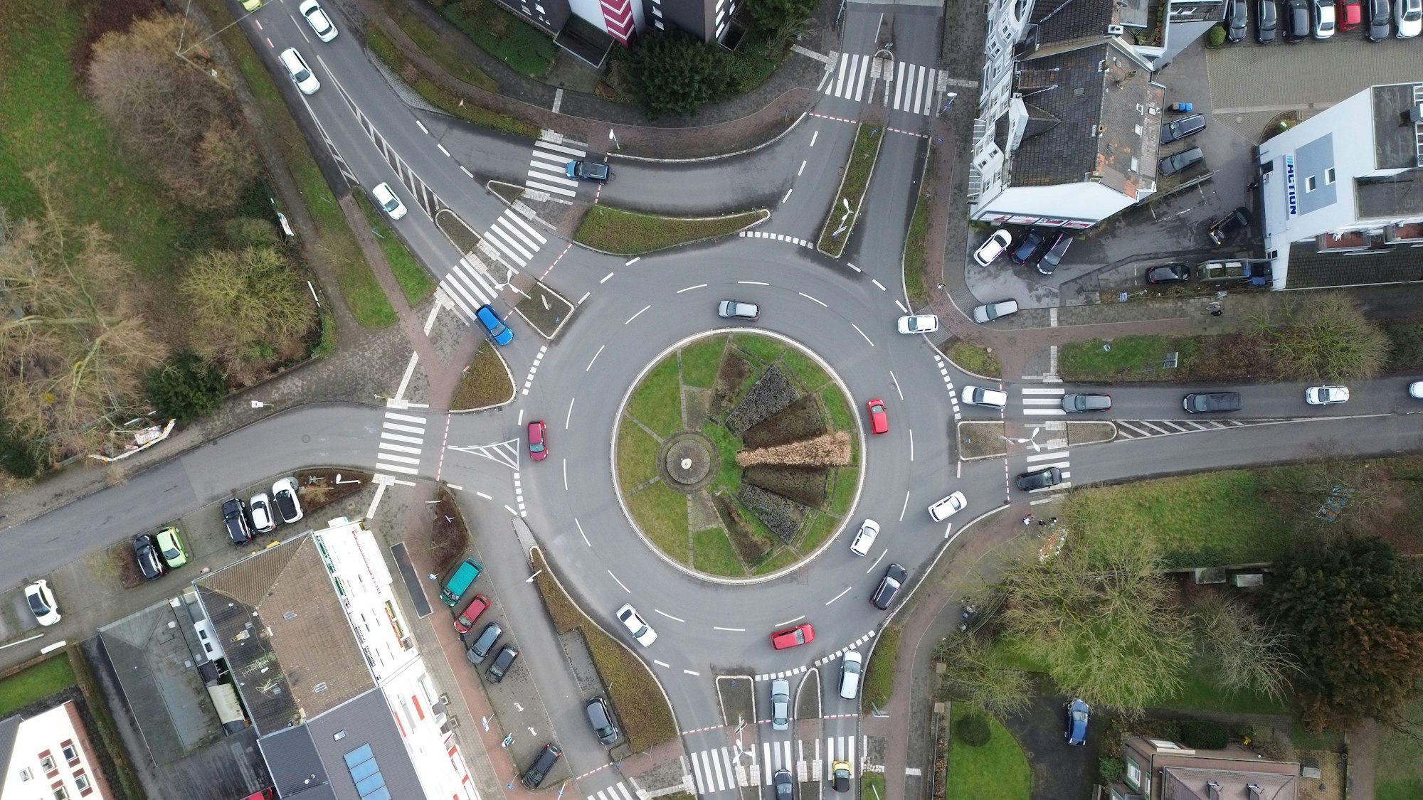 Der Kreisverkehr am Berliner Platz in Opladen aus der Luft.