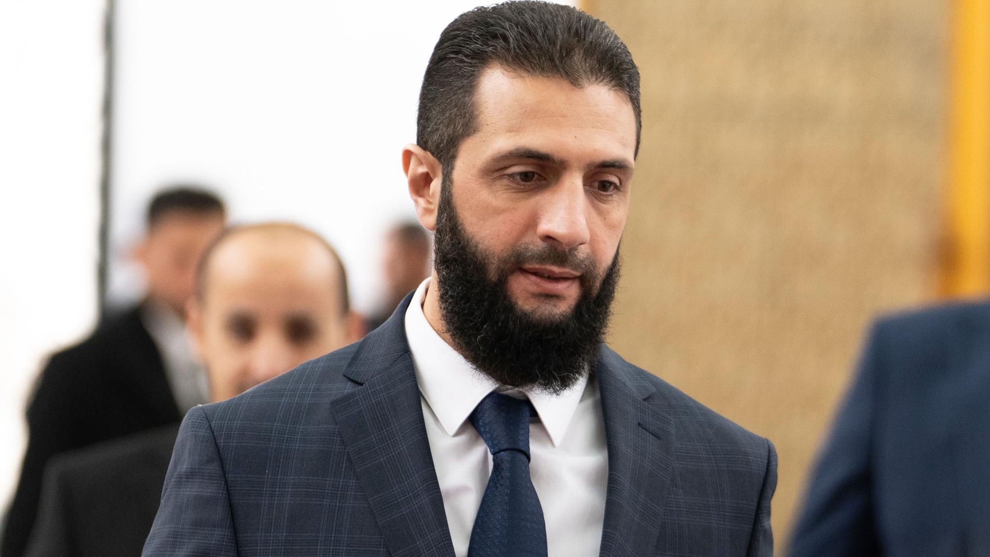 Ahmed al-Scharaa, auch bekannt als Abu Mohammed al-Dschulani, Haiat Tahrir al-Scham (HTS)-Anführer, ist der Übergangspräsident Syriens.
