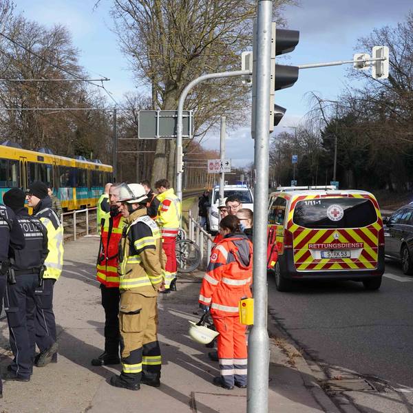 31.01.2025, Baden-Württemberg, Stuttgart: Einsatzkräfte stehen nach einem Unfall mit einer Straßenbahn an einer Haltestelle.