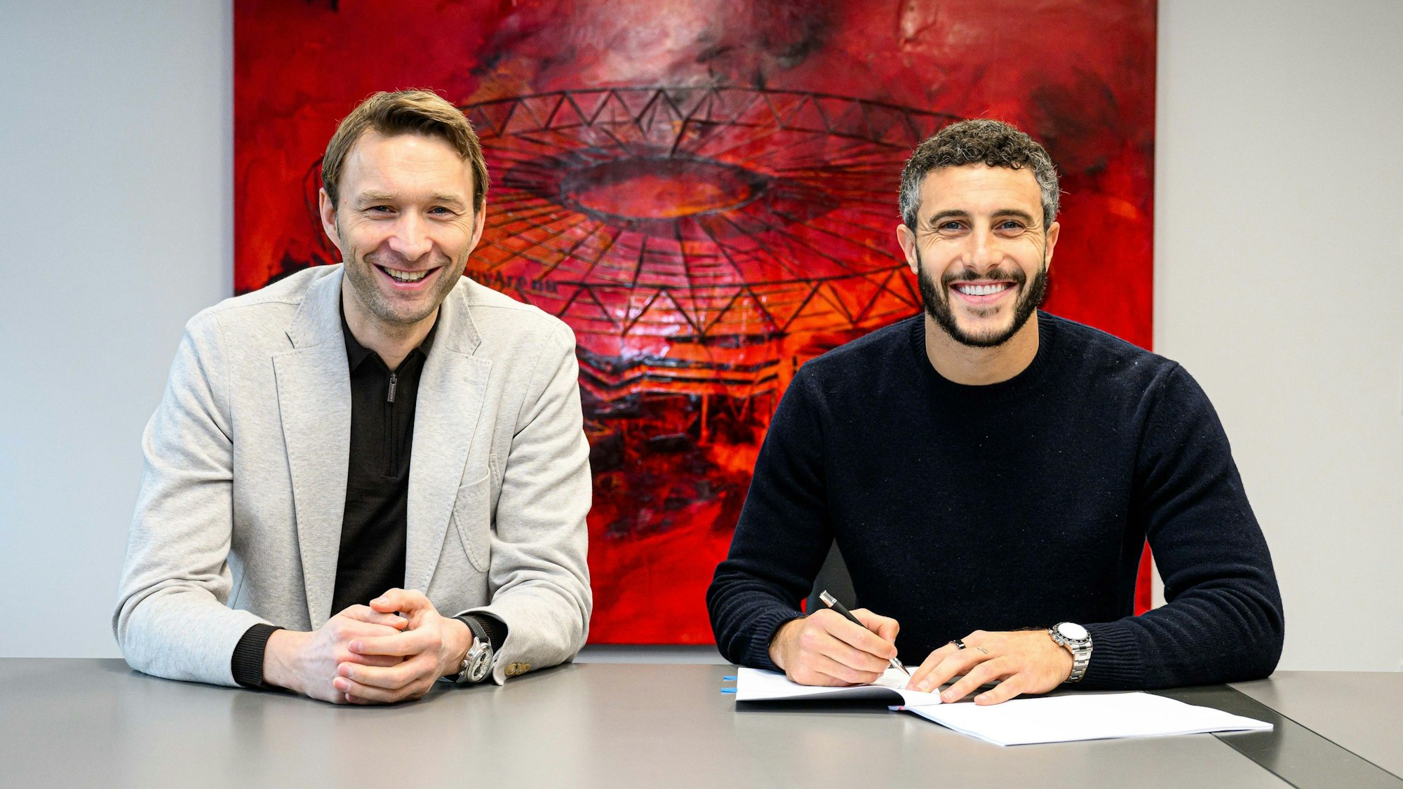 Leverkusens Winter-Neuzugang Mario Hermoso (rechts) mit Sport-Geschäftsführer Simon Rolfes