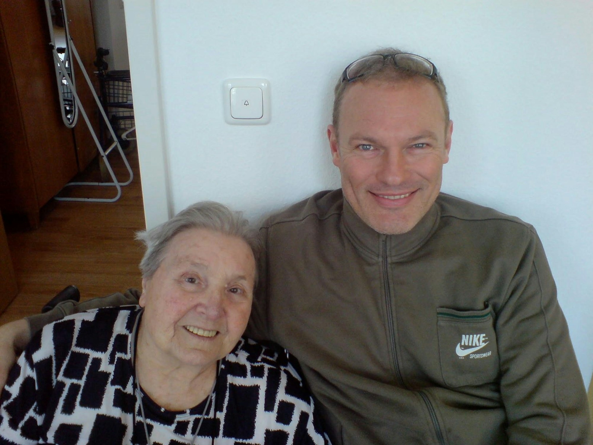 Trude Nohr einige Zeit vor ihrem Tod mit Schauspieler Klaus Nierhoff (Lindenstraße), der sie im Erzählcafé des Bundesverbands Information & Beratung für NS-Verfolgte kennenlernte.