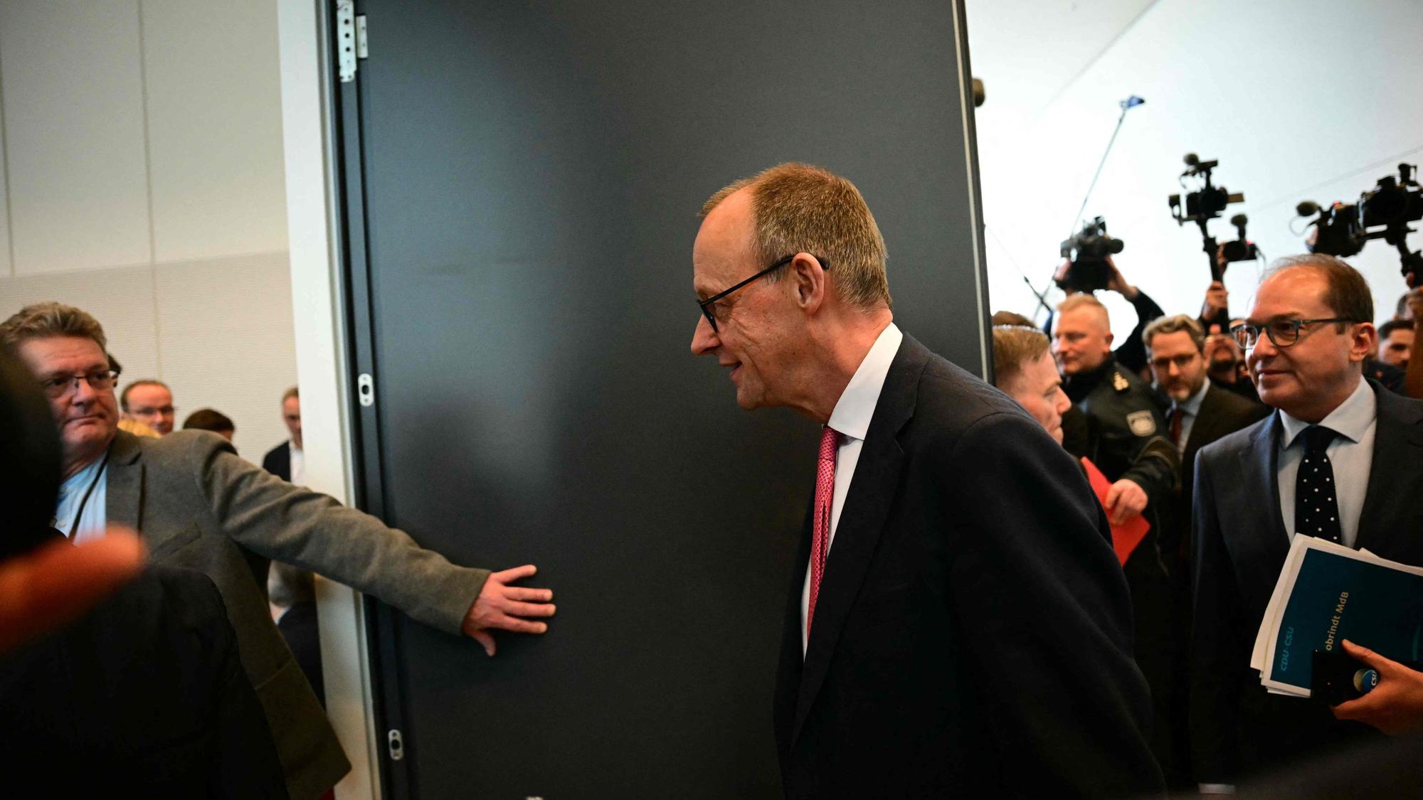 Friedrich Merz eilt in sein Büro.