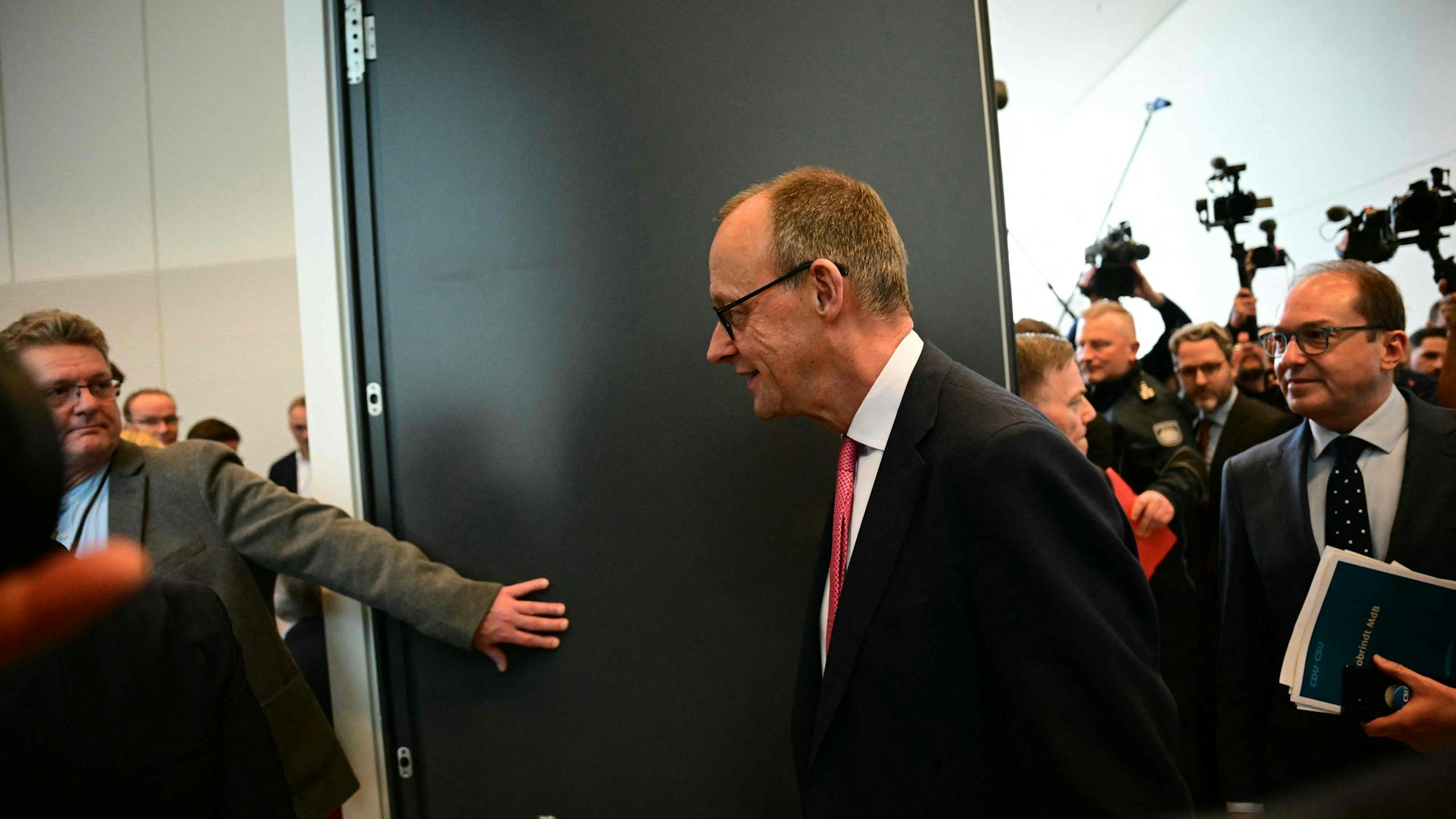 Friedrich Merz eilt in sein Büro.