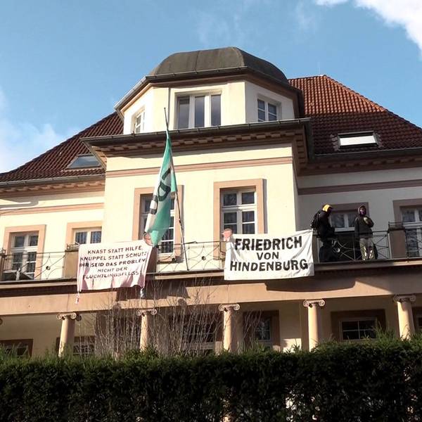 31.01.2025, Niedersachsen, Hannover: Aktivisten sind auf den Balkon der Geschäftsstelle des CDU-Kreisverbands Hannover geklettert und haben dort Transparente mit der Aufschrift «Knast statt Hilfe, Knüppel statt Schutz - ihr seid das Problem, nicht der «Flüchtlingsfluss»» und «Friedrich von Hindenburg» befestigt.