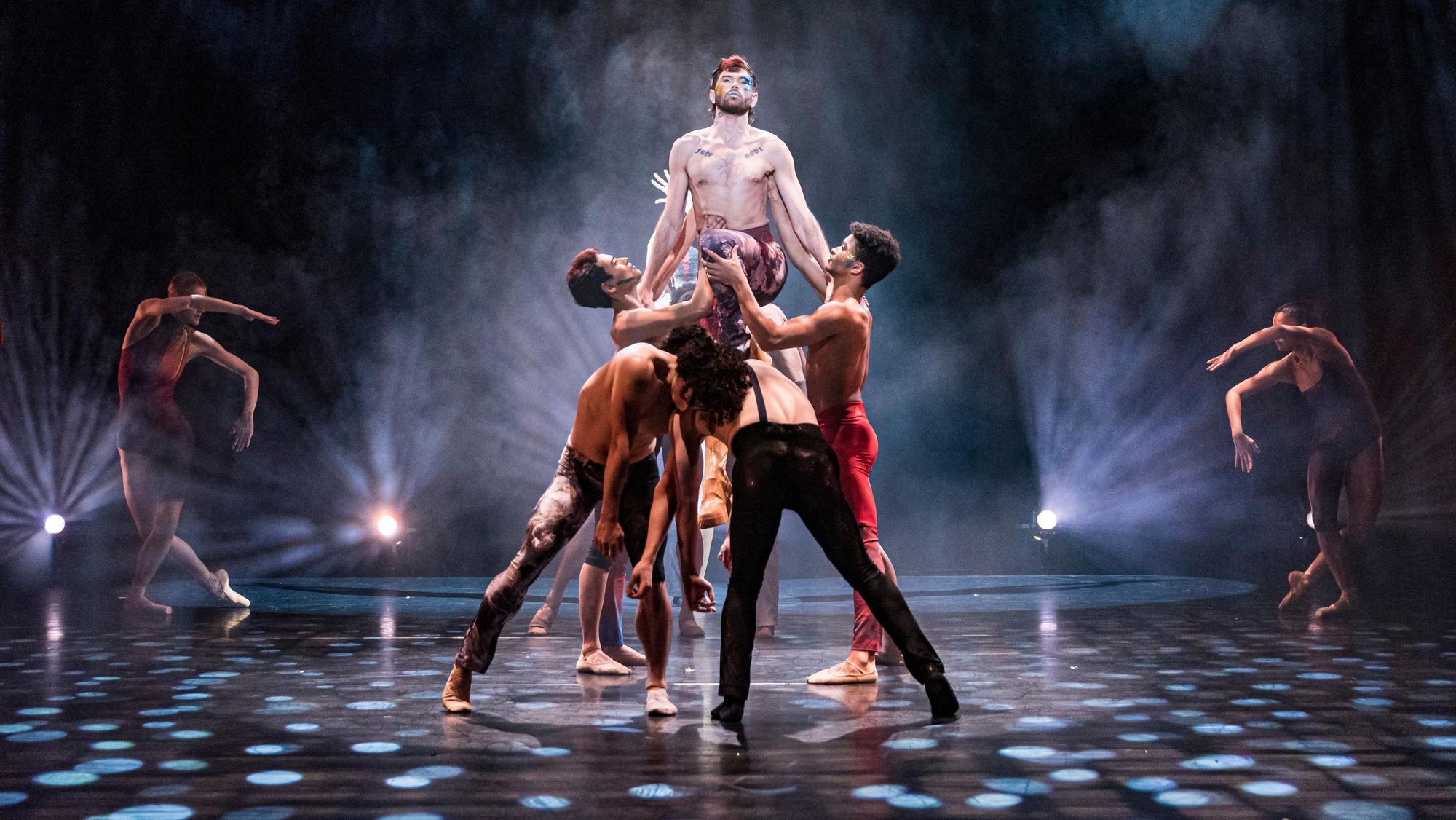 Tänzer auf der Bühne der Philharmonie