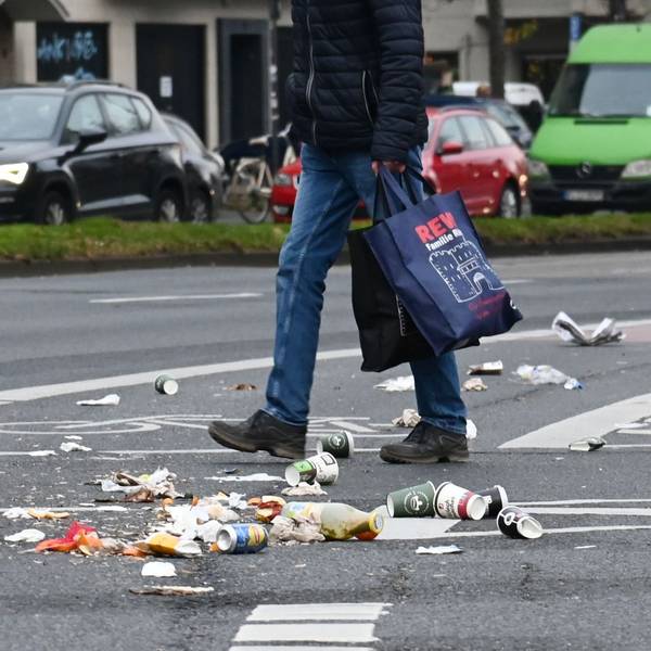 Müll im Straßenbild der Stadt