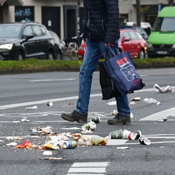 Müll im Straßenbild der Stadt