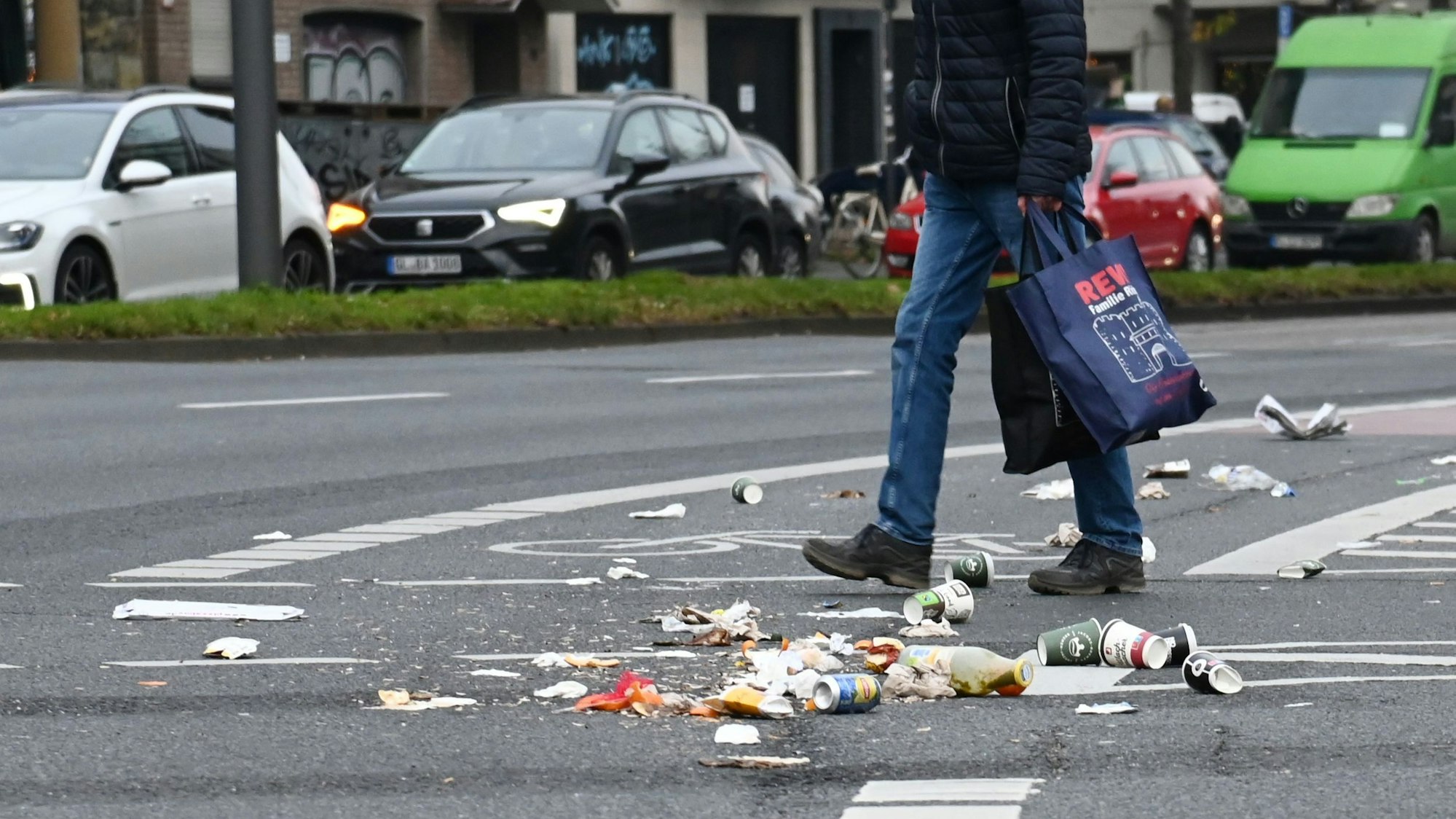 Müll im Straßenbild der Stadt