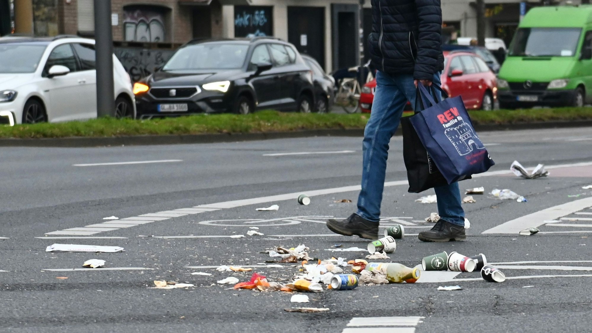 Müll im Straßenbild der Stadt