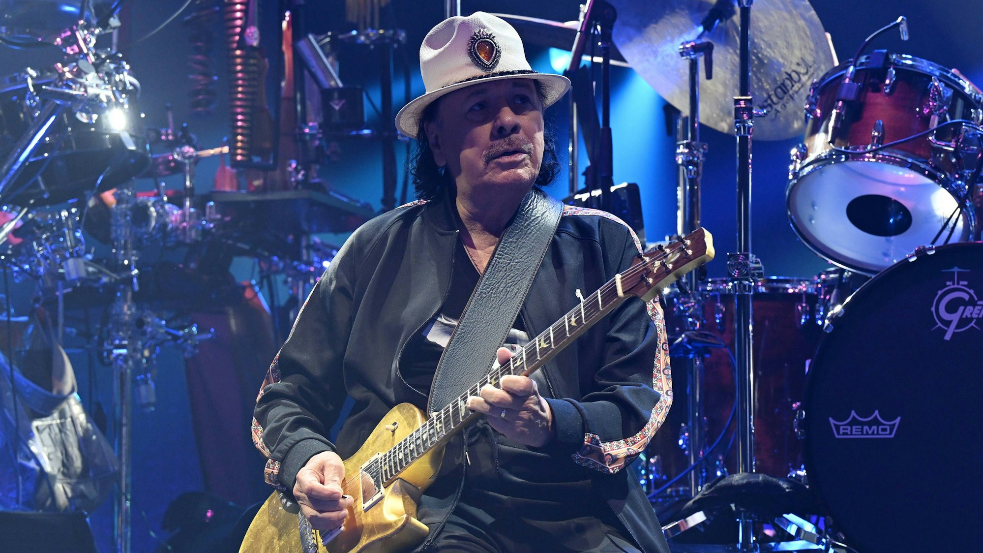 Carlos Santana tritt während der The Oneness Tour 2024 im Hard Rock Live auf.