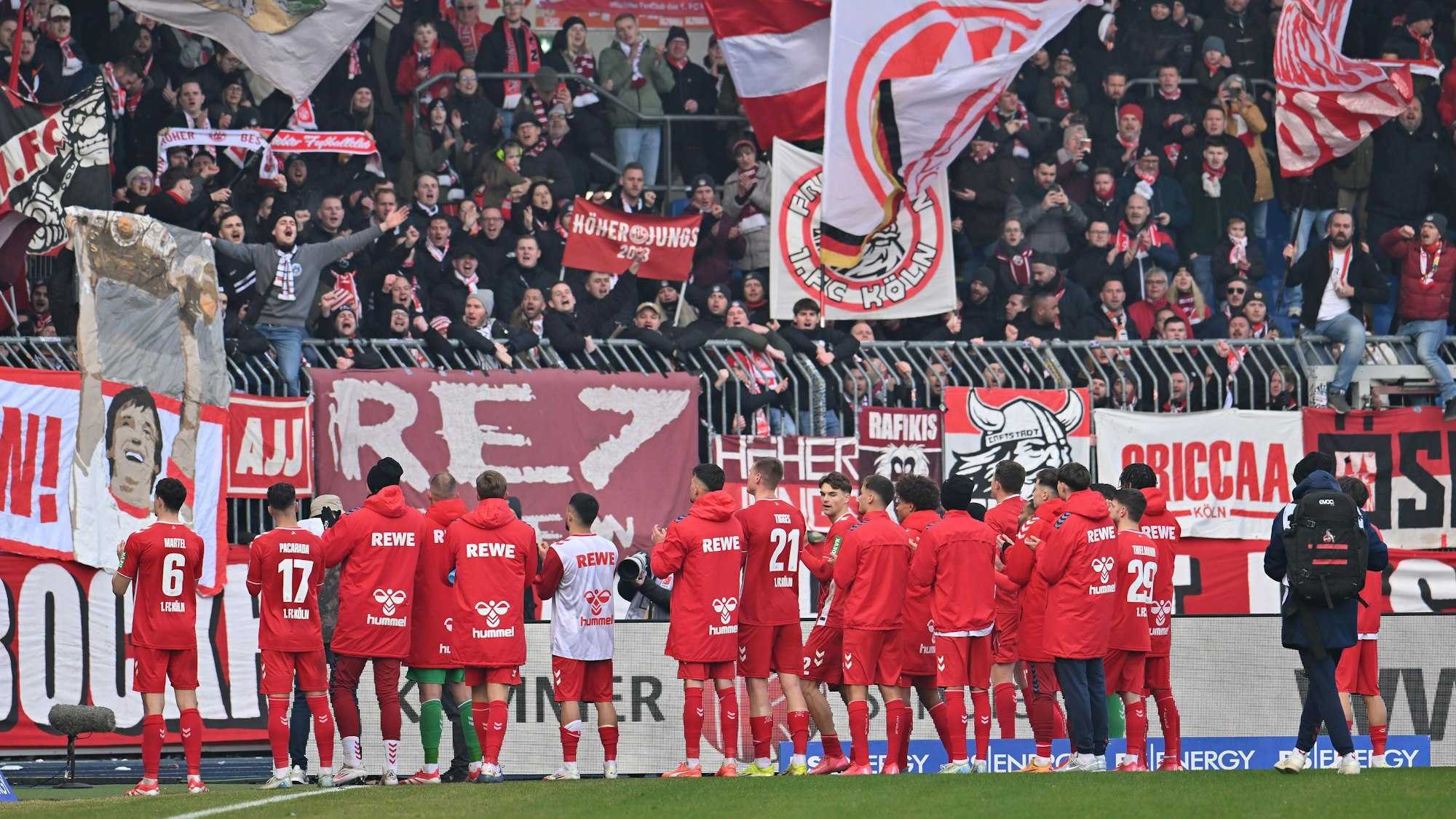 Fans und Spieler stimmten sich nach dem Schlusspfiff auf das Pokalduell am Mittwoch in Leverkusen ein.