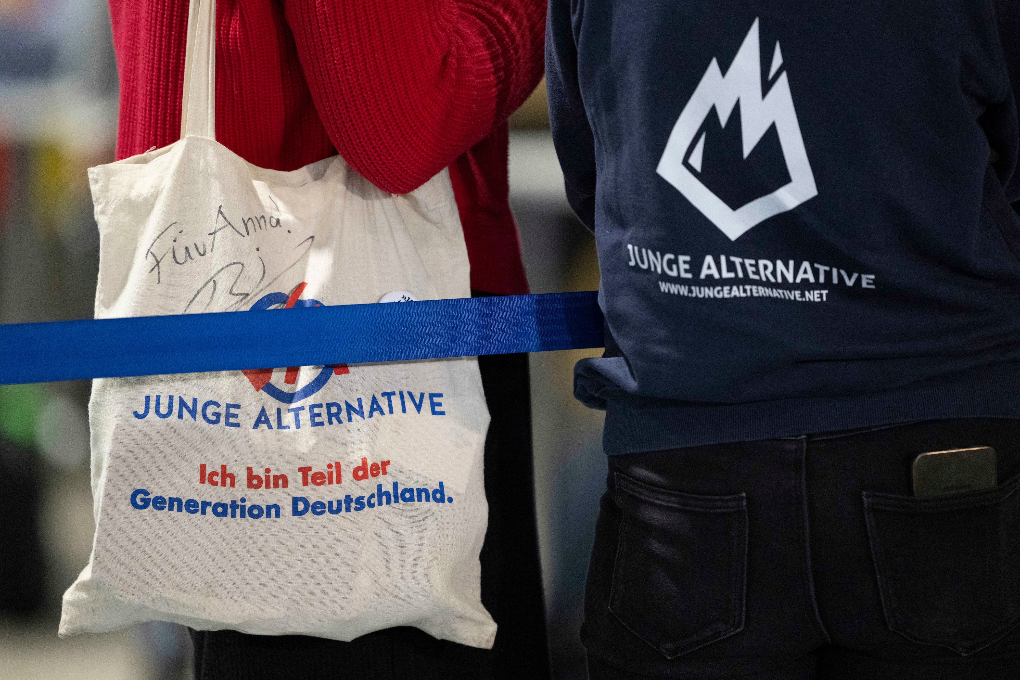 ARCHIV - 12.01.2025, Sachsen, Riesa: Teilnehmer des AfD-Bundesparteitags in Riesa mit einem Stoffbeutel bzw. Pullover mit dem Logo der AfD-Jugendorganisation «Junge Alternative» (JA).  (zu dpa: «Junge Alternative löst sich auf») Foto: Sebastian Kahnert/dpa +++ dpa-Bildfunk +++