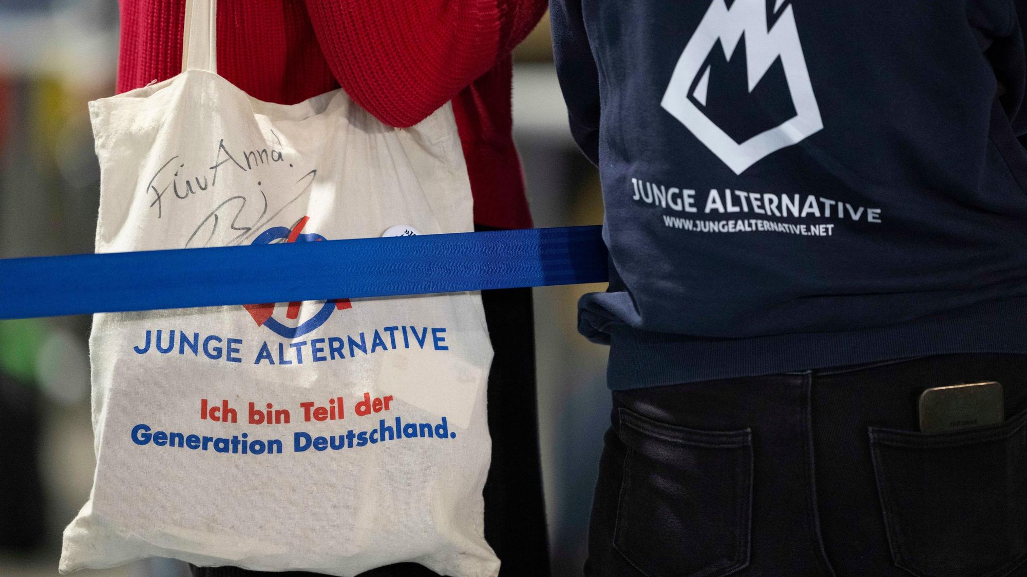 ARCHIV - 12.01.2025, Sachsen, Riesa: Teilnehmer des AfD-Bundesparteitags in Riesa mit einem Stoffbeutel bzw. Pullover mit dem Logo der AfD-Jugendorganisation «Junge Alternative» (JA). (zu dpa: «Junge Alternative löst sich auf») Foto: Sebastian Kahnert/dpa +++ dpa-Bildfunk +++