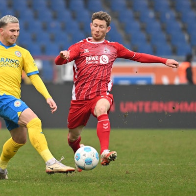 Braunschweigs Lino Tempelmann (l) spielt gegen Kölns Florian Kainz.